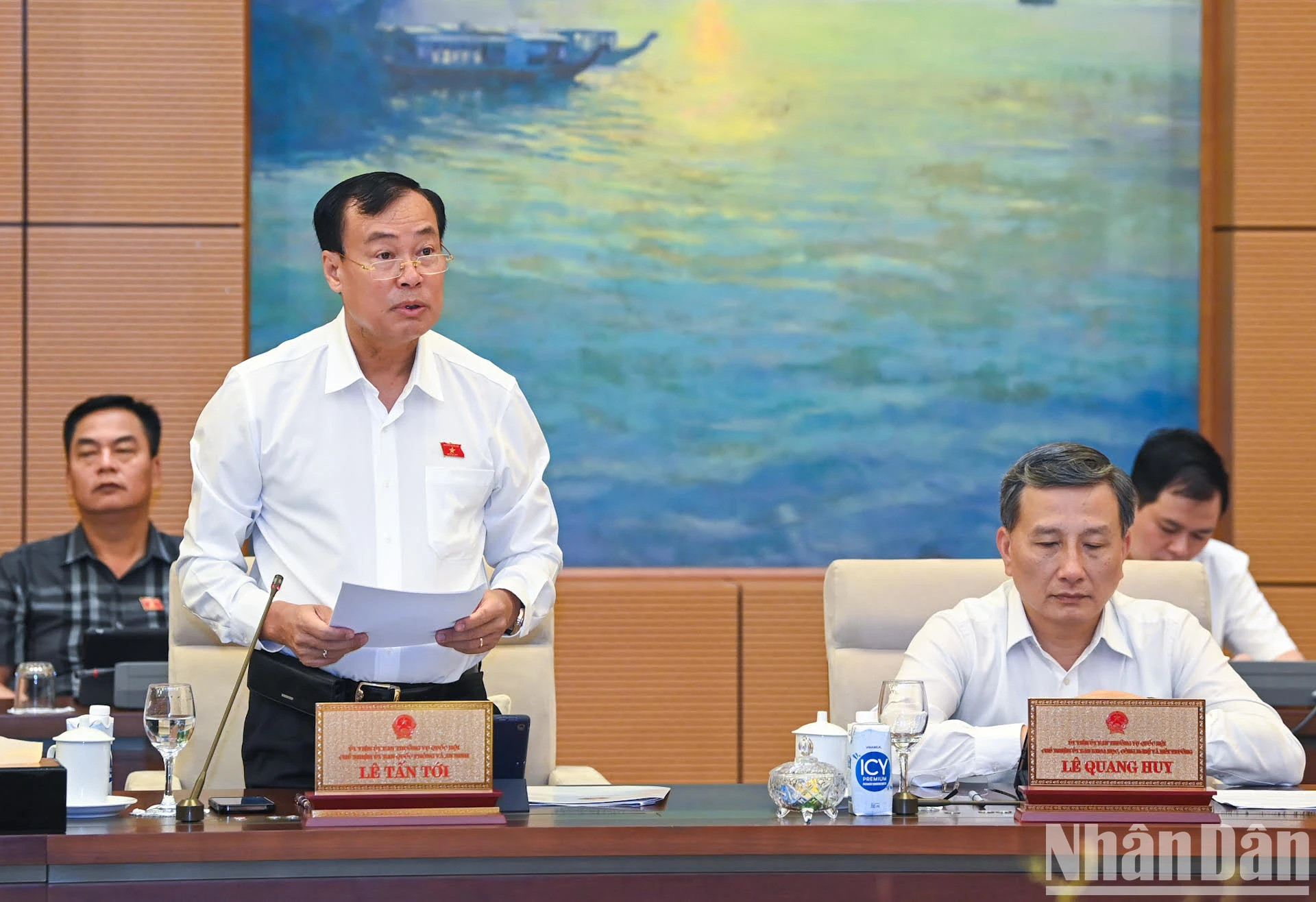 国会国防安全委员会主任黎晋至在会上作报告。