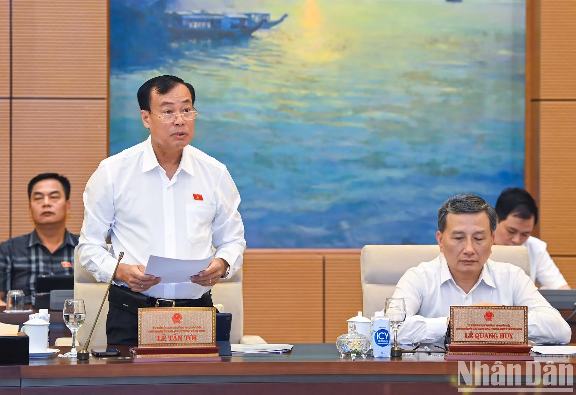 国会国防安全委员会主任黎晋至在会上作报告。