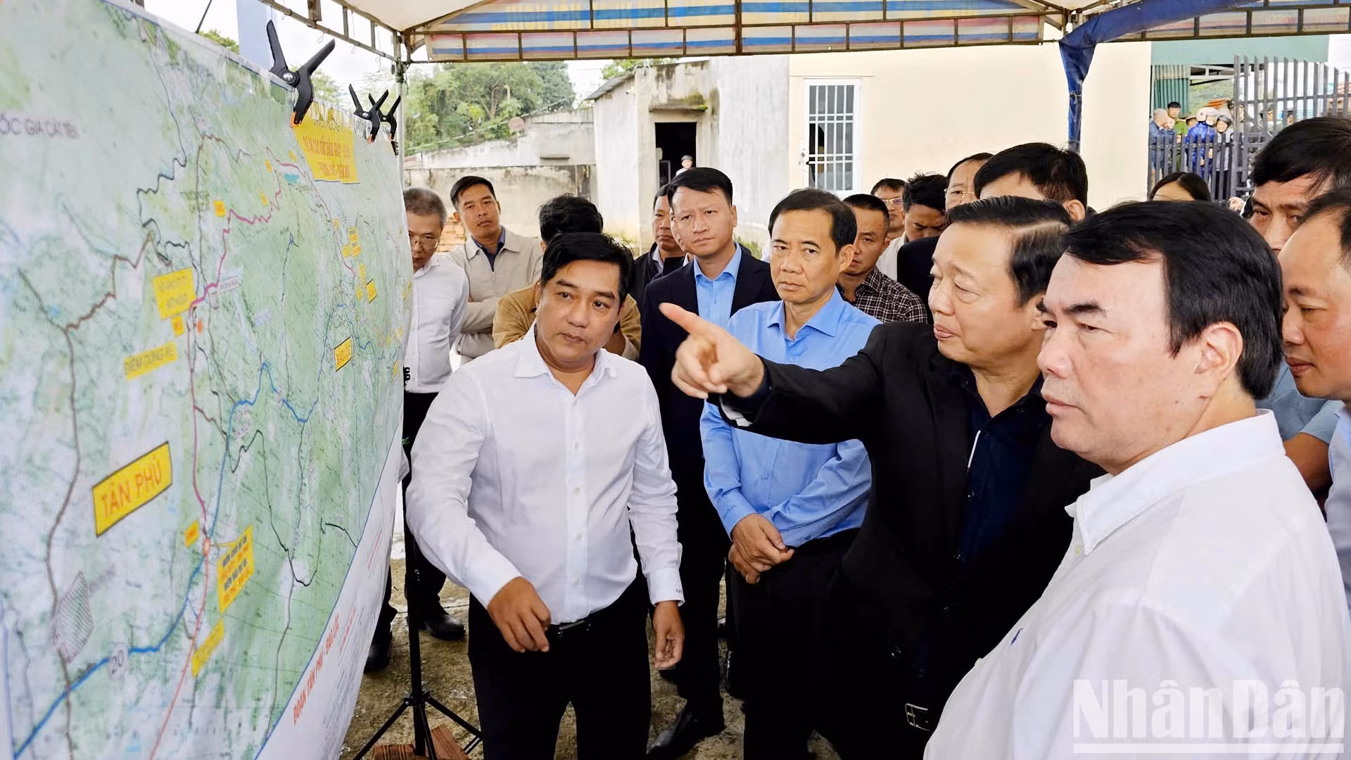 目前，新富-保禄、保禄-连姜高速公路建设项目正面临一些问题，如国有资本参与项目、收益共享机制、信贷资金支持等。