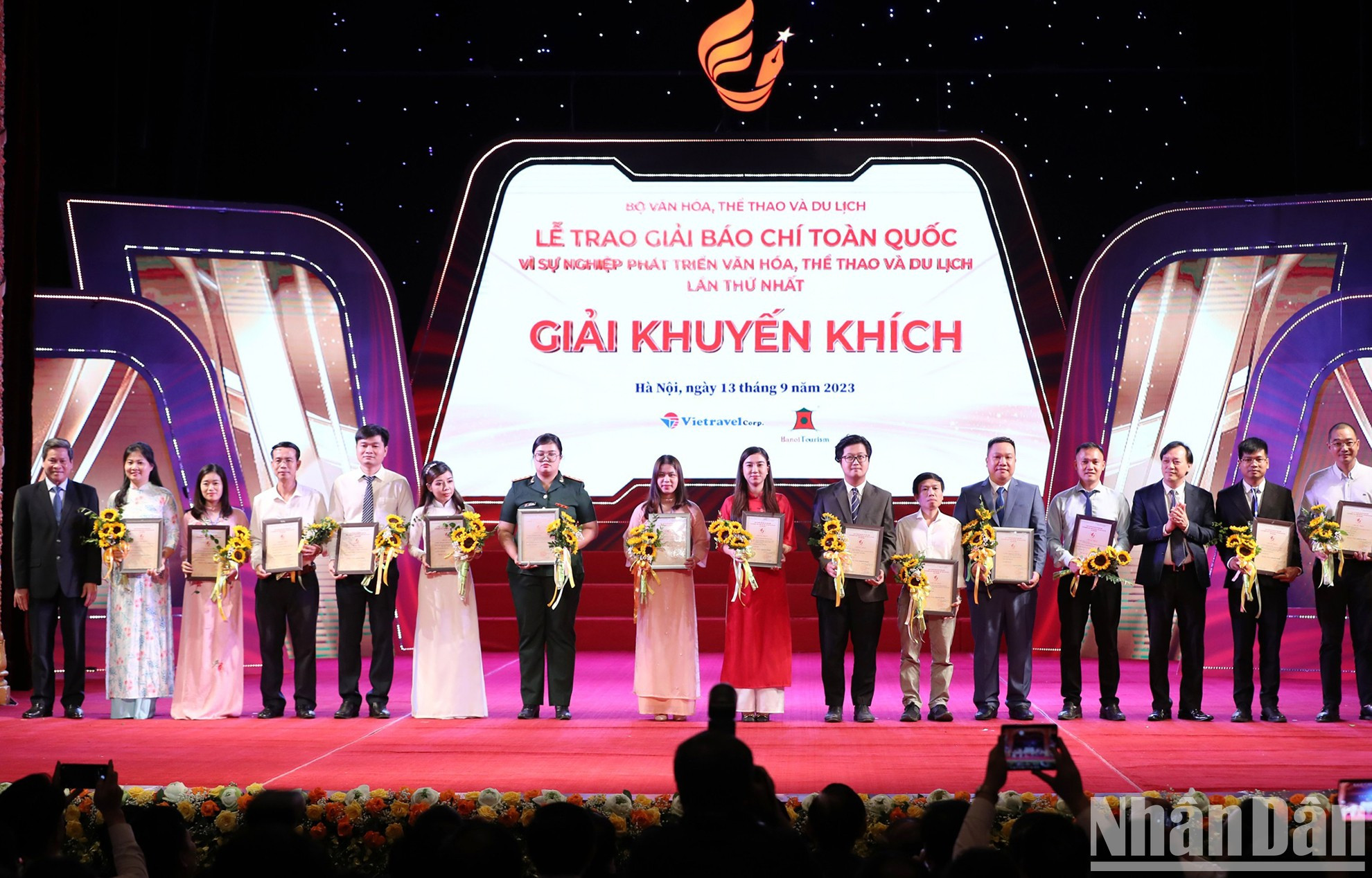 越南劳动总联合会副主席黄青春,国会文化教育委员会副主席潘曰谅向获奖的作者和作者组代表授予安慰奖。 越南劳动总联合会副主席黄青春,国会文化教育委员会副主席潘曰谅向获奖的作者和作者组代表授予安慰奖。