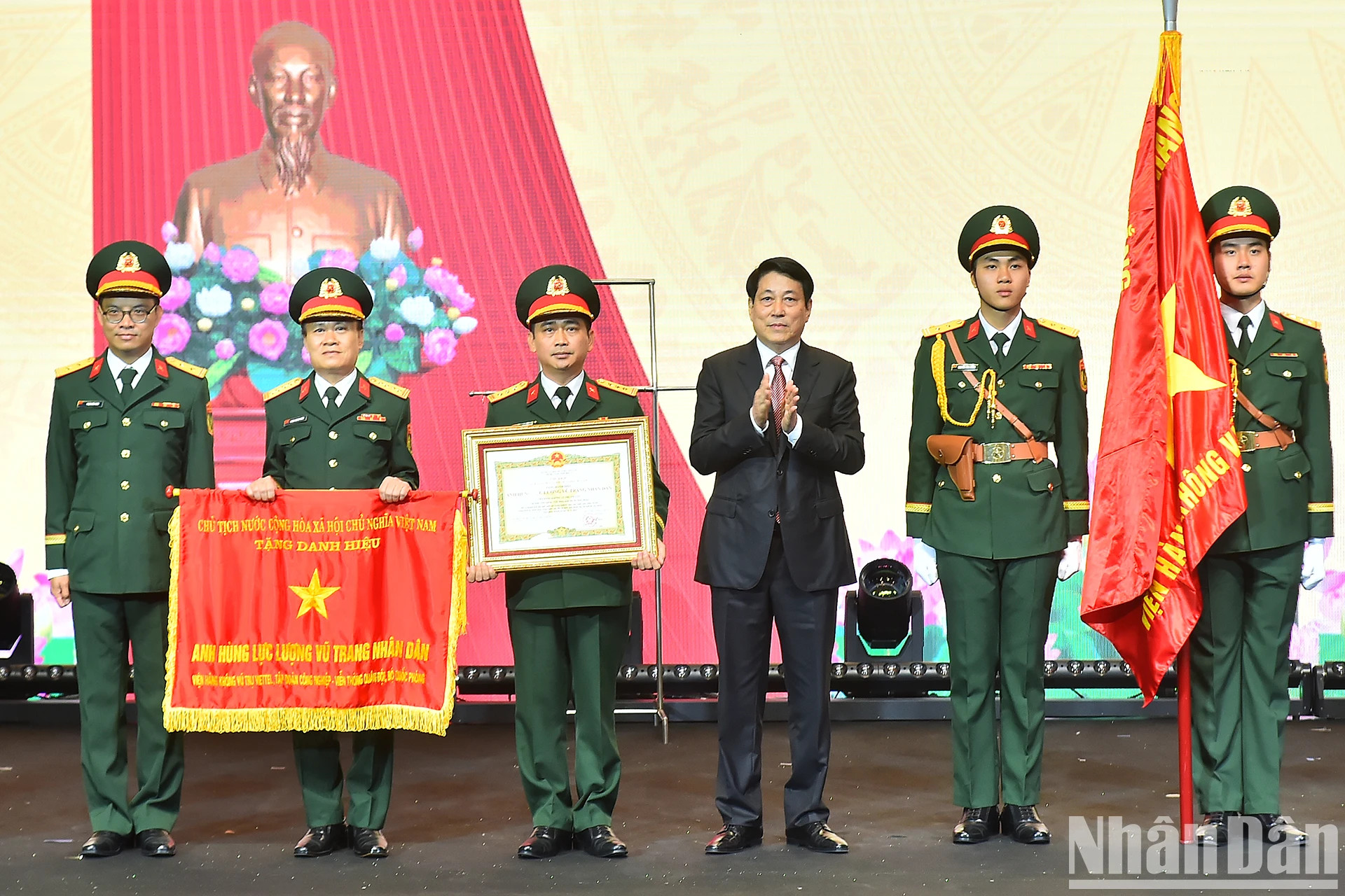 越南国家主席梁强向Viettel航空航天研究院授予人民武装力量英雄称号。