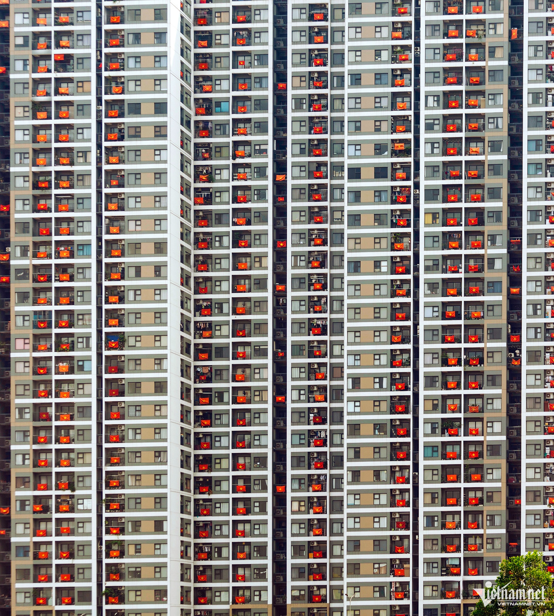 河内市南慈廉郡西莫坊Vinhomes Smart City S4.01公寓楼悬挂旗帜庆祝国庆节。（裴光瑞 摄）