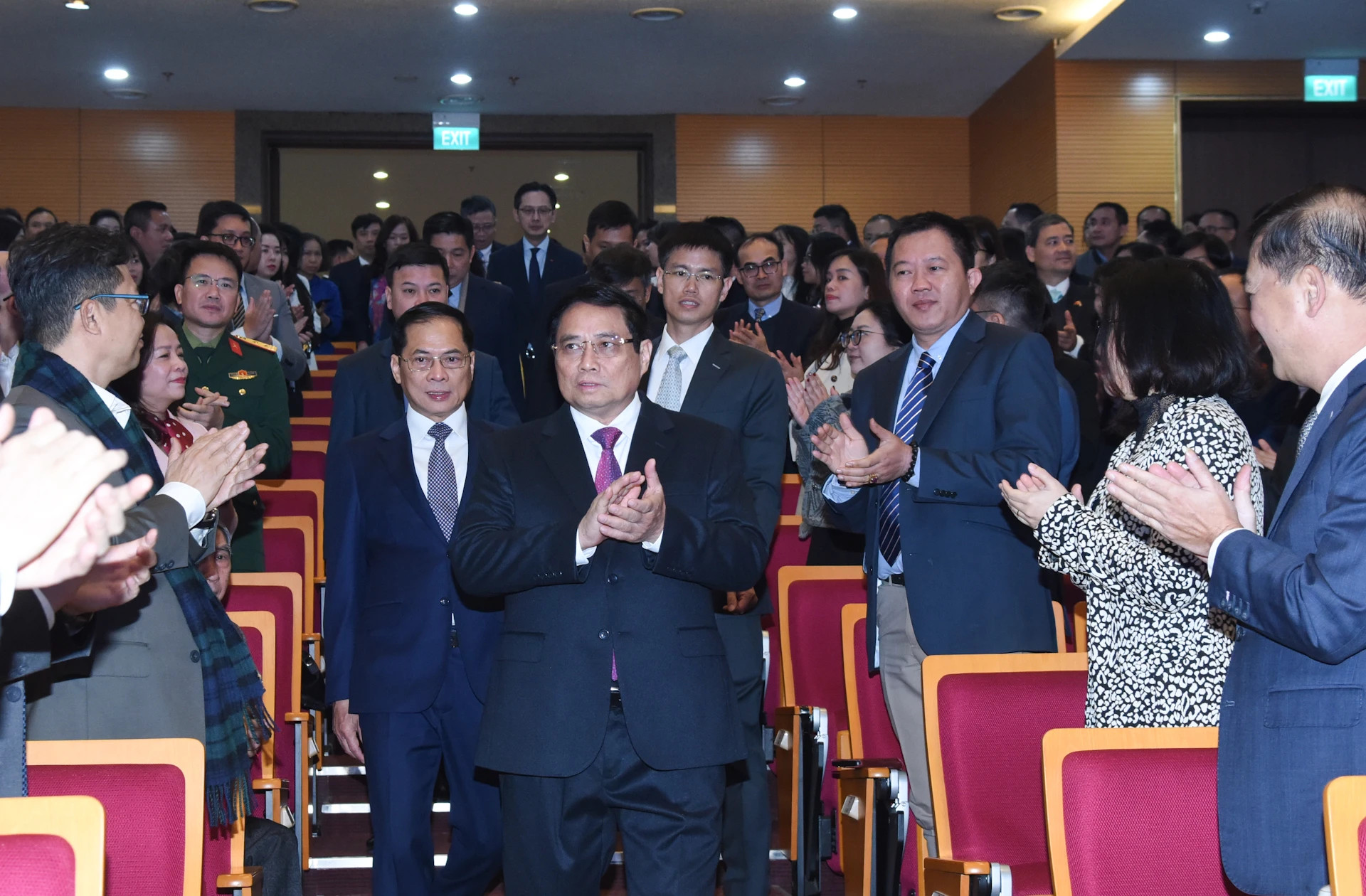 越南政府总理范明正出席会议。