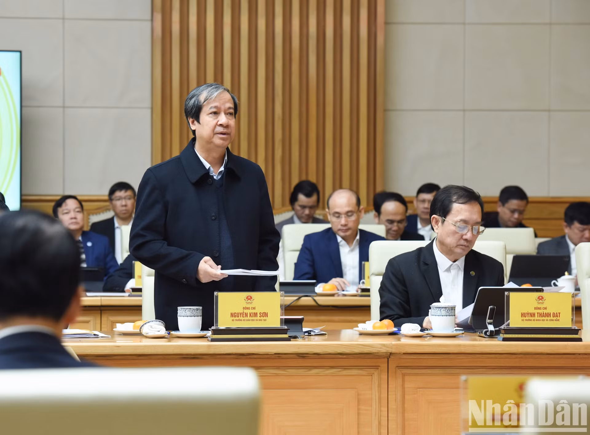 越南教育与培训部部长阮金山发表讲话。