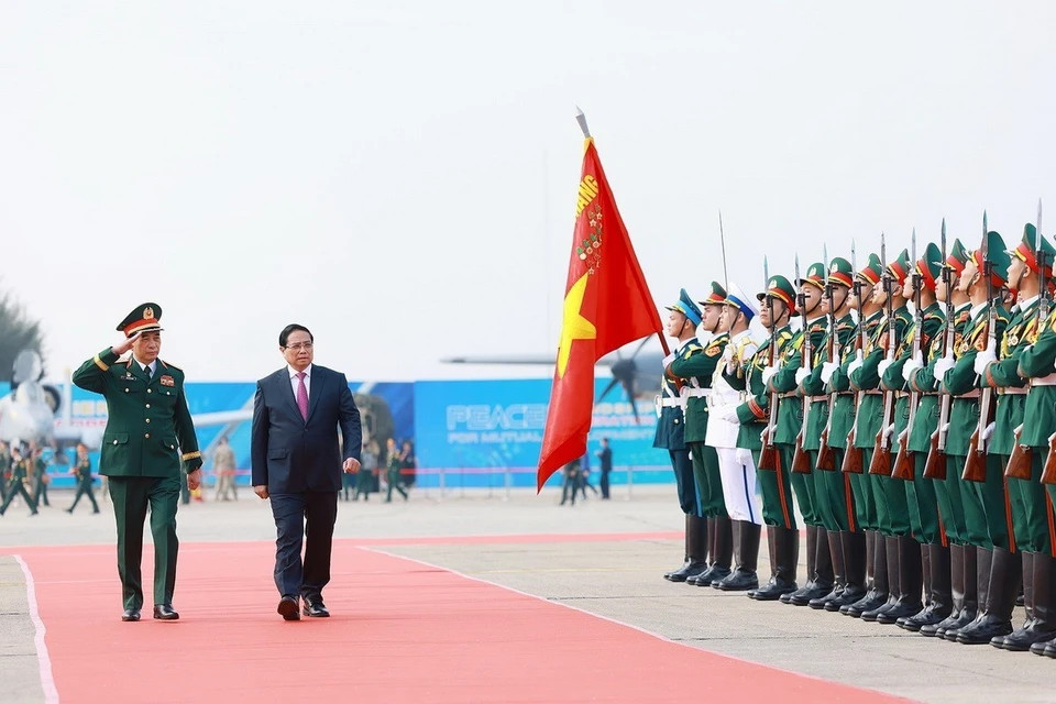 越南政府总理范明正出席2024年越南国际防务展开幕式。