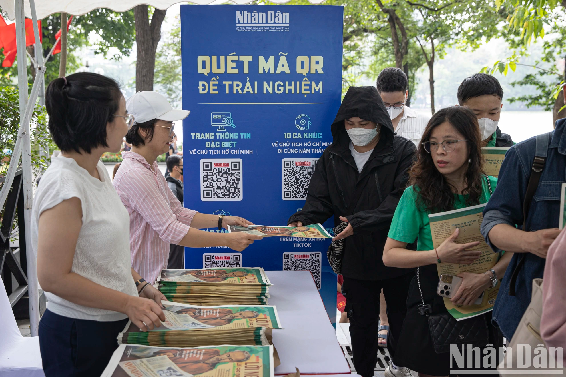 《人民报》工作人员向读者赠送特别副刊。 《人民报》工作人员向读者赠送特别副刊。