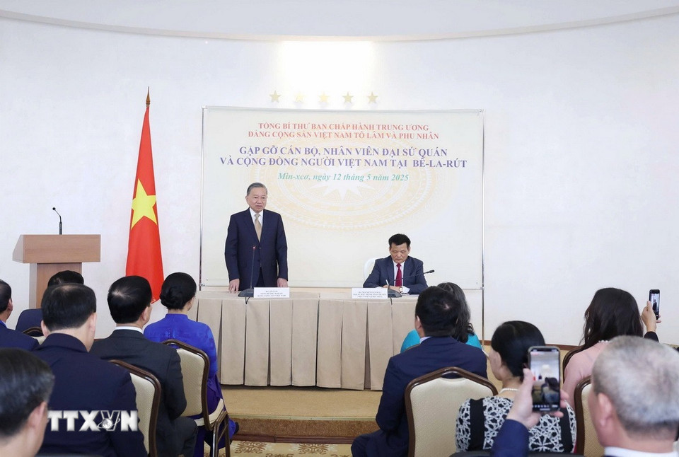 苏林总书记与越南驻白俄罗斯大使馆工作人员和旅白越南人社区代表会面。 苏林总书记与越南驻白俄罗斯大使馆工作人员和旅白越南人社区代表会面。