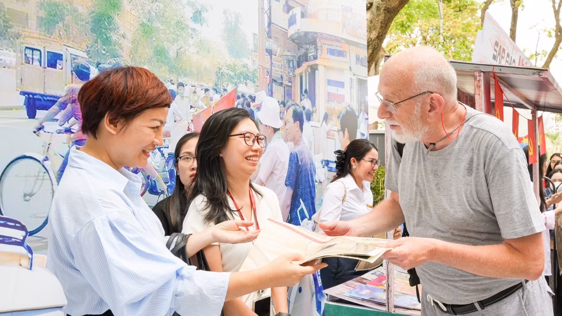 外国游客对《人民报》社通过互动展览讲述历史故事的方式印象深刻【组图】