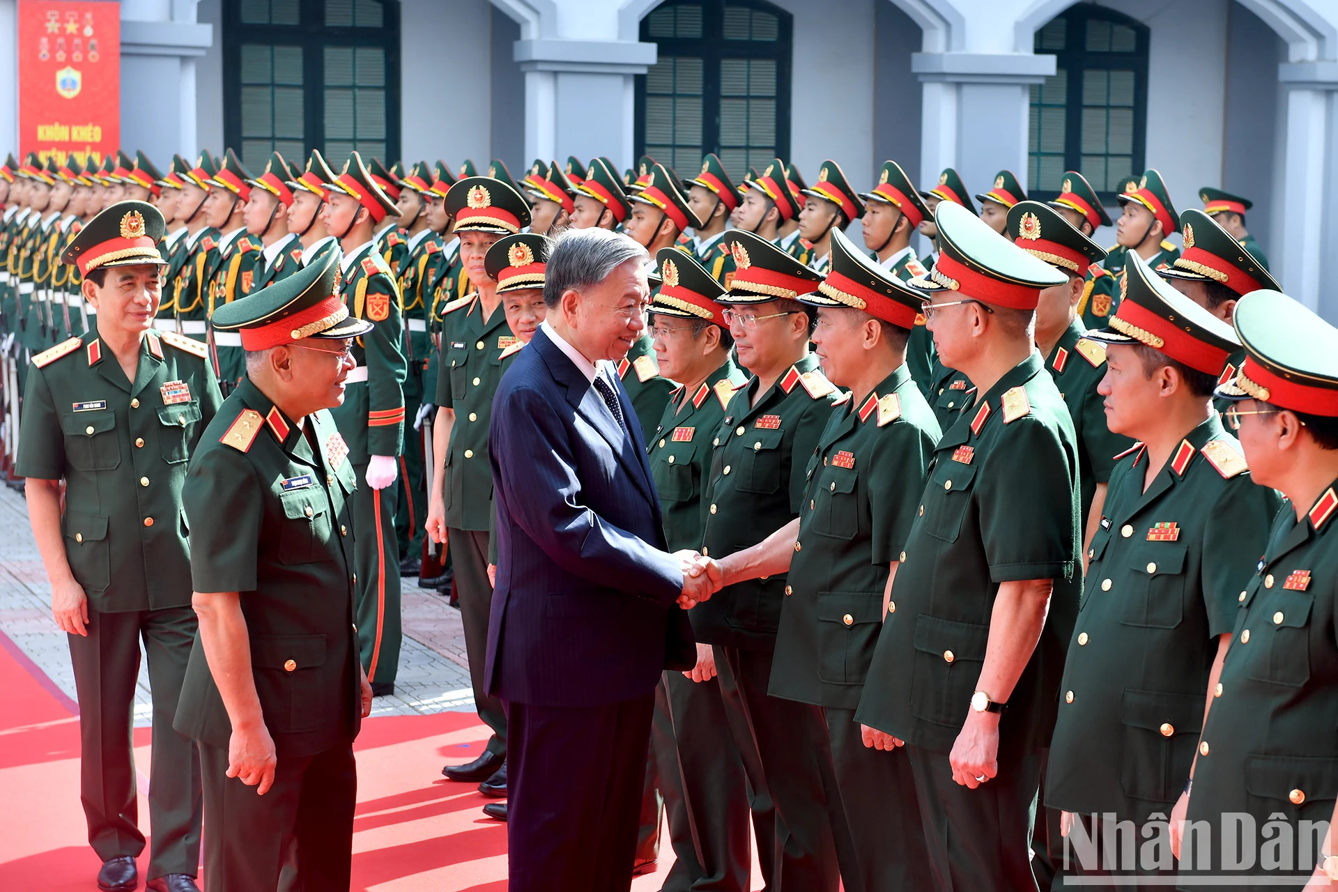 苏林总书记、国家主席与国防部第二总局干部。