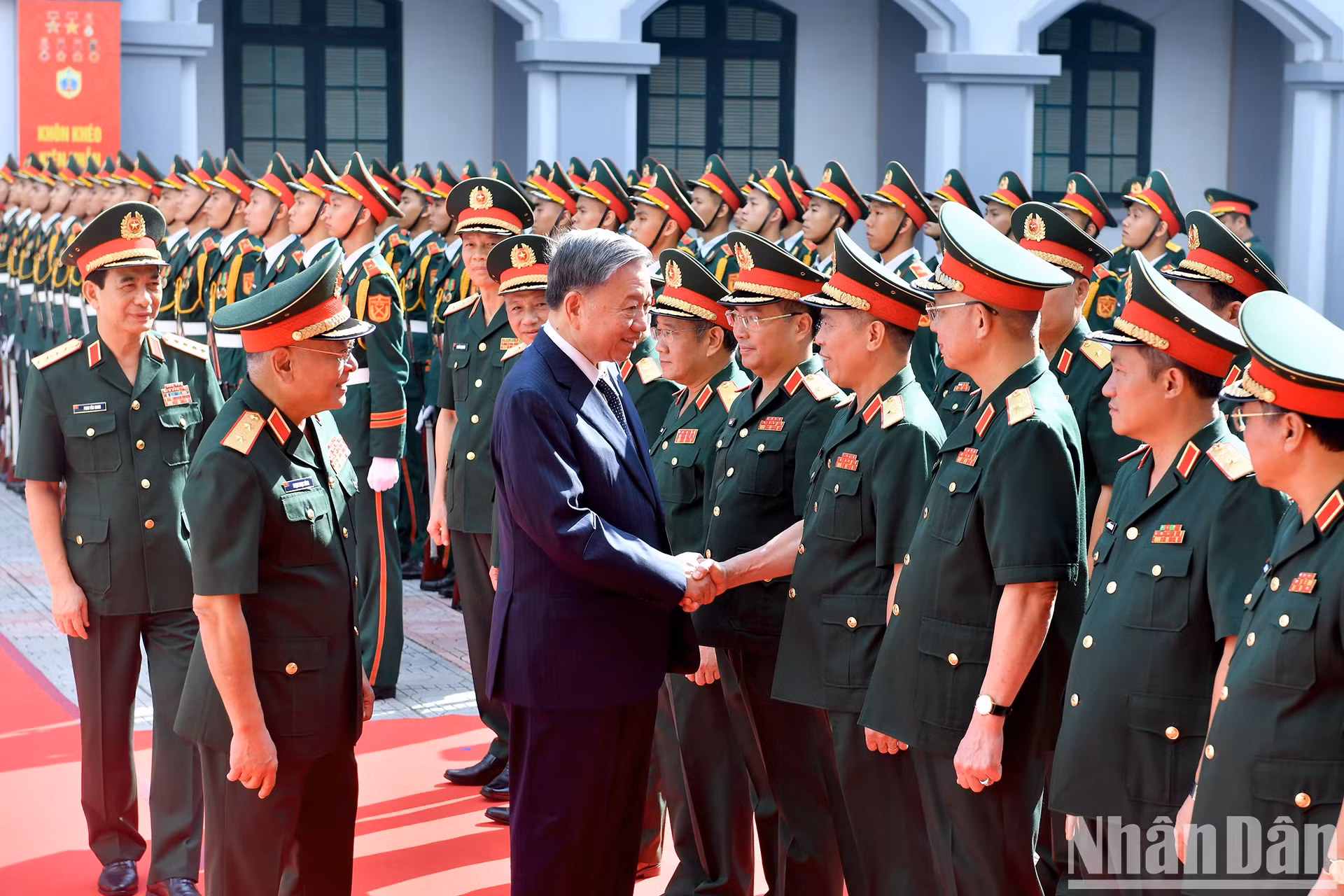 苏林总书记、国家主席与国防部第二总局干部。