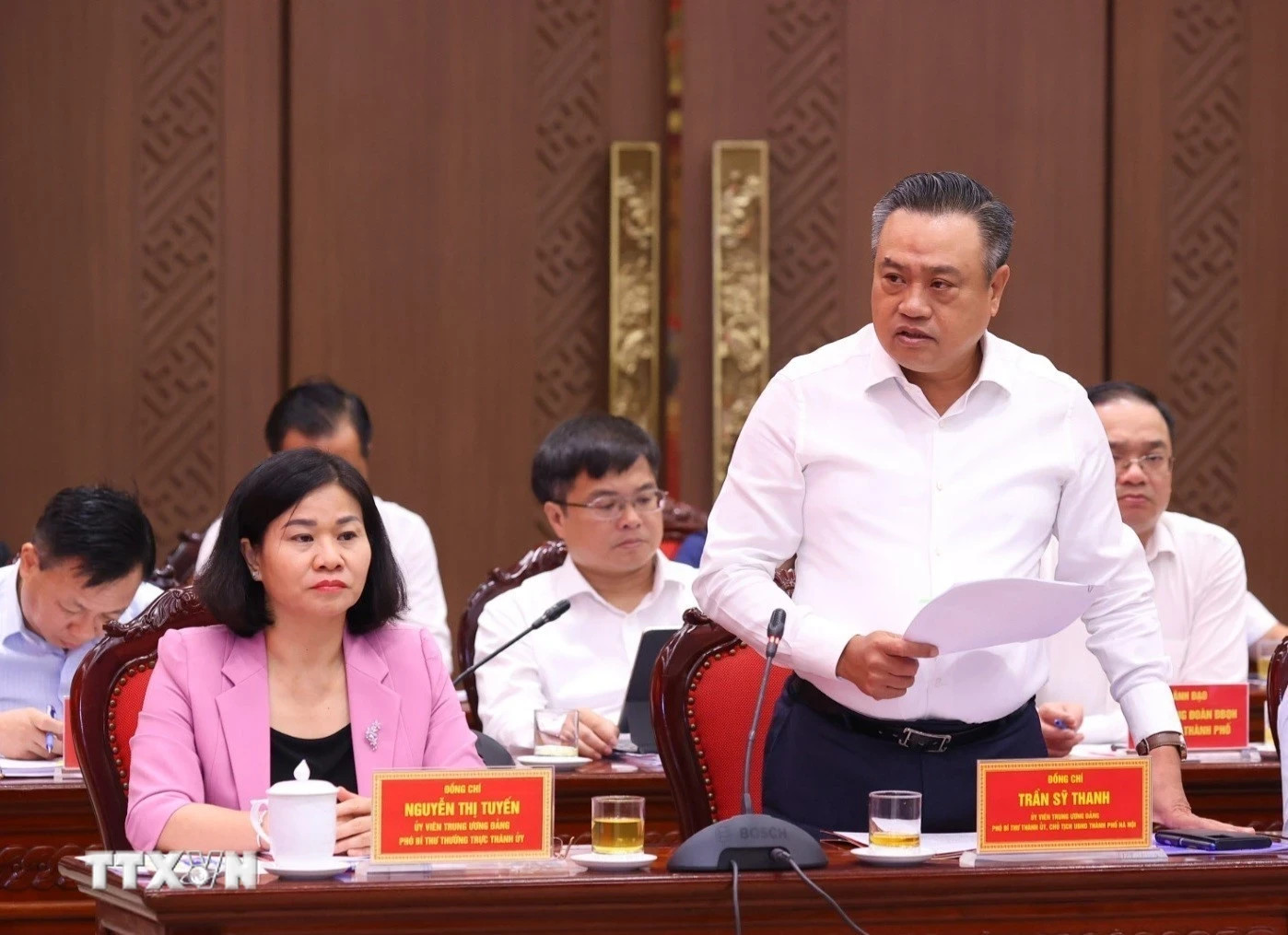 越共中央委员、河内市委副书记、市人民委员会主席陈士青在会上作报告。 越共中央委员、河内市委副书记、市人民委员会主席陈士青在会上作报告。