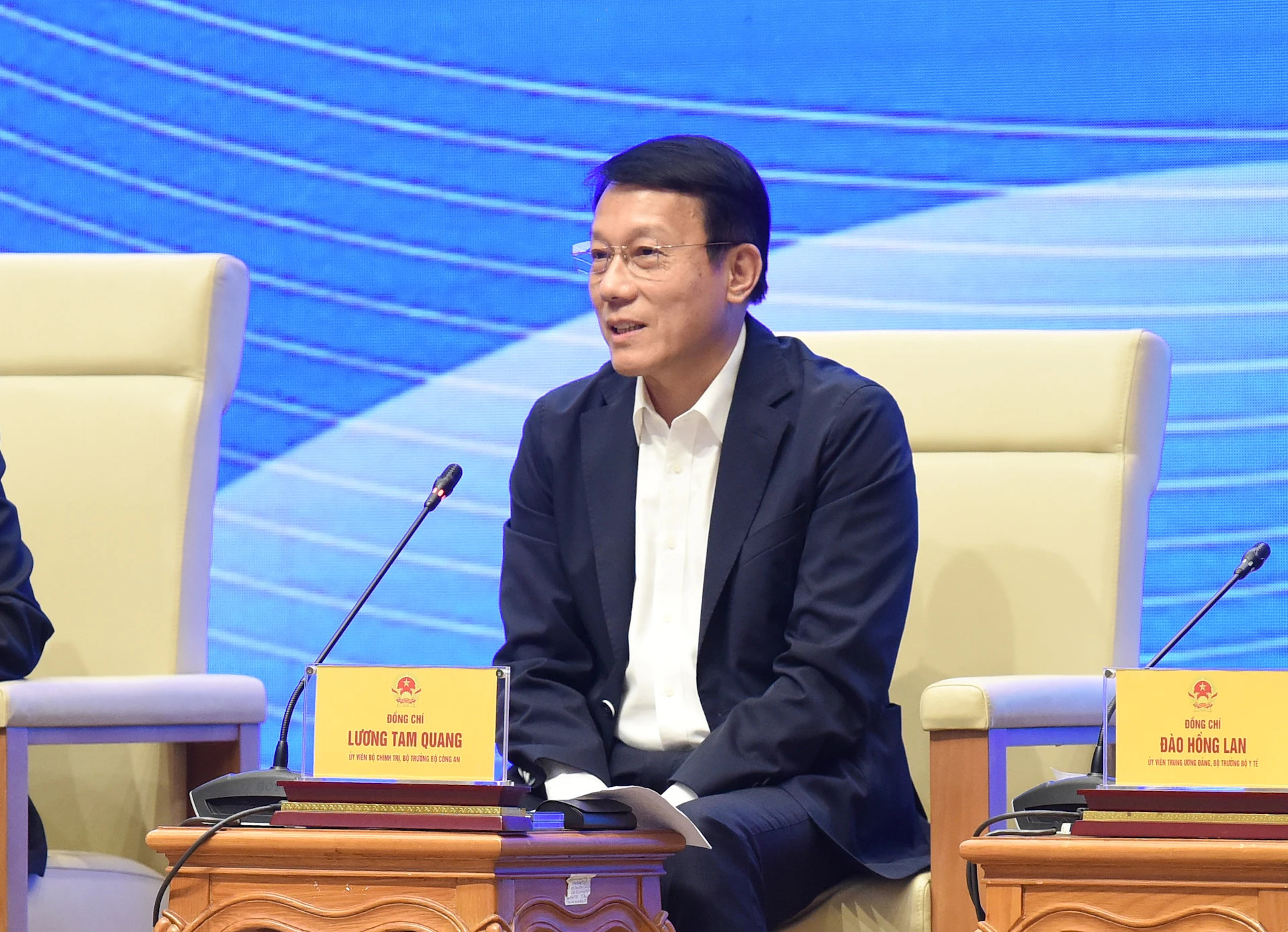 公安部长梁三光大将回答了有关高科技犯罪预防的提问。 公安部长梁三光大将回答了有关高科技犯罪预防的提问。