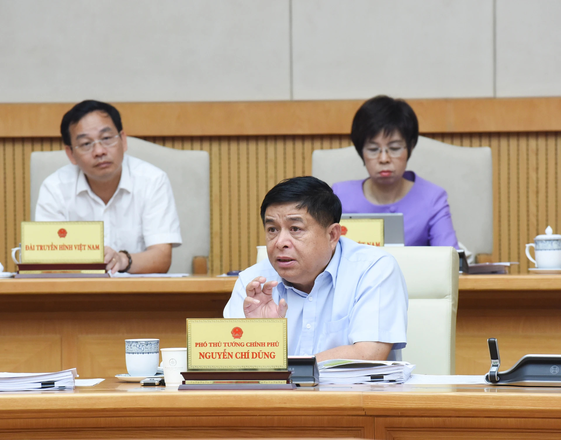 政府副总理阮志勇发表讲话。