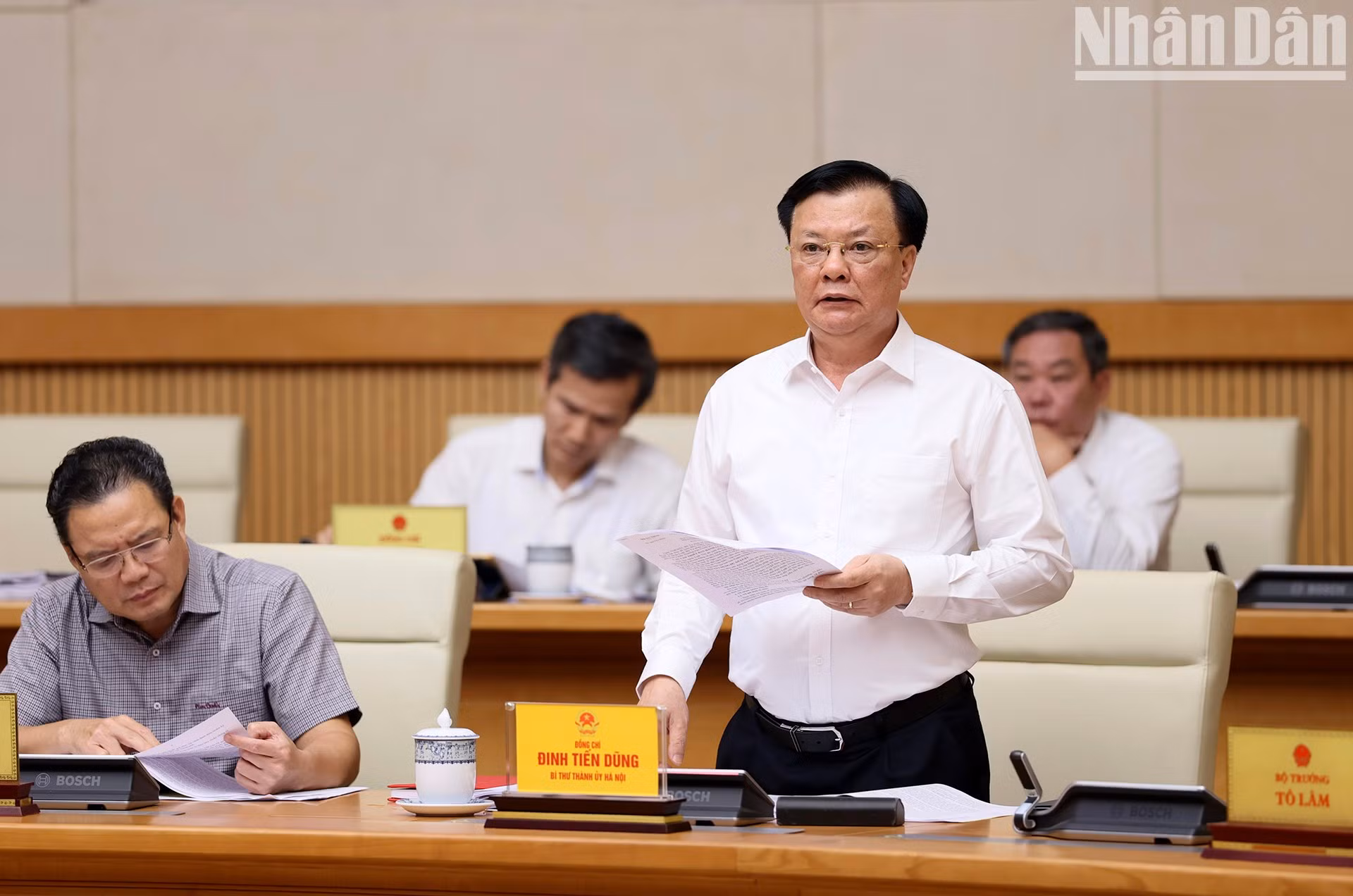 河内市委书记丁进勇在会上发表讲话。