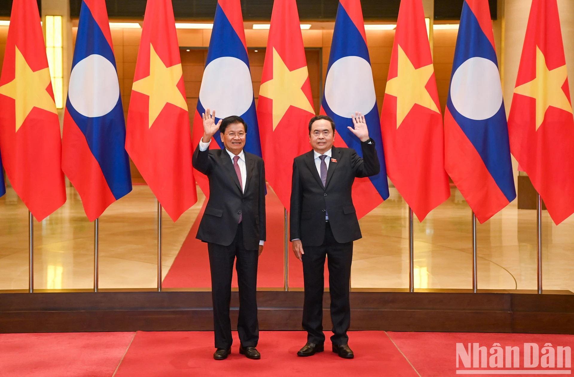 越南国会主席陈青敏与老挝人民革命党中央总书记、国家主席通伦·西苏里。 越南国会主席陈青敏与老挝人民革命党中央总书记、国家主席通伦·西苏里。