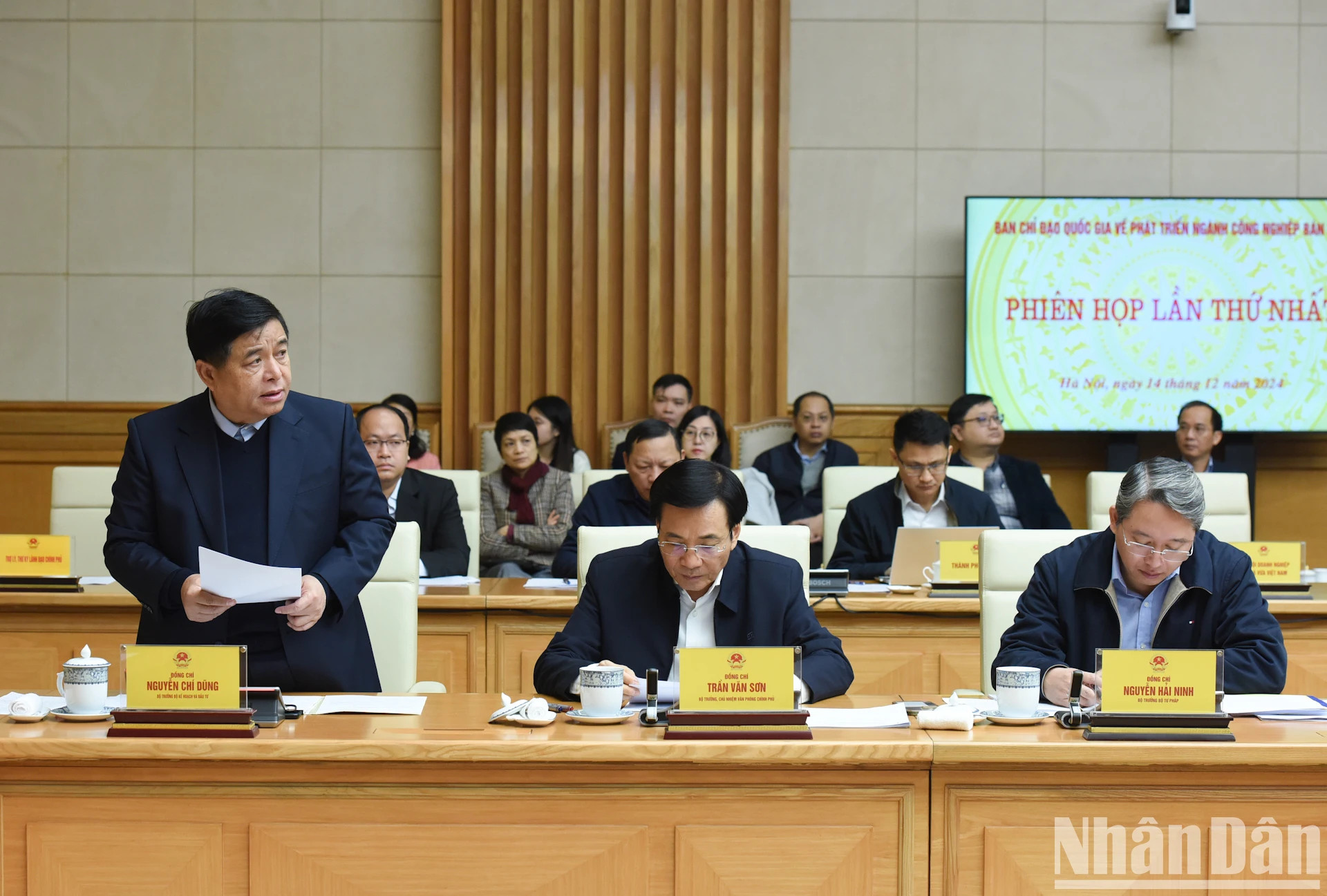 越南计划与投资部部长、国家半导体产业发展指导委员会常务副主任阮志勇发表讲话。