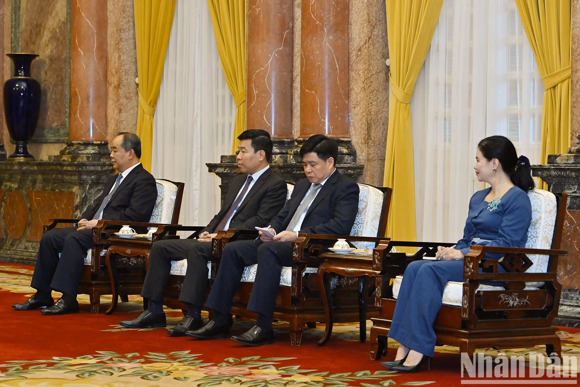 越方代表出席会见。