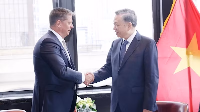 苏林总书记、国家主席会见太空探索技术公司高级副总裁蒂姆·休斯（Tim Hughes）。