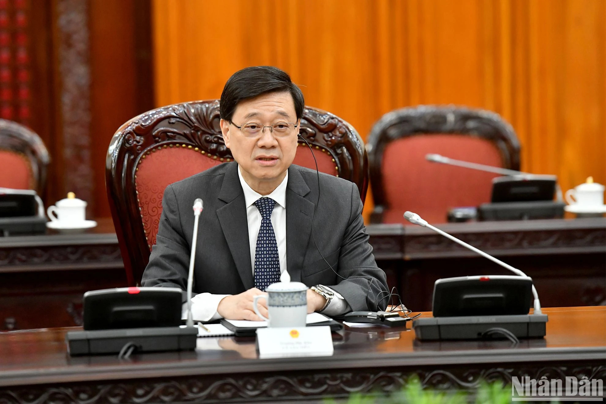 中国香港特别行政区行政长官李家超在会谈中发表讲话。