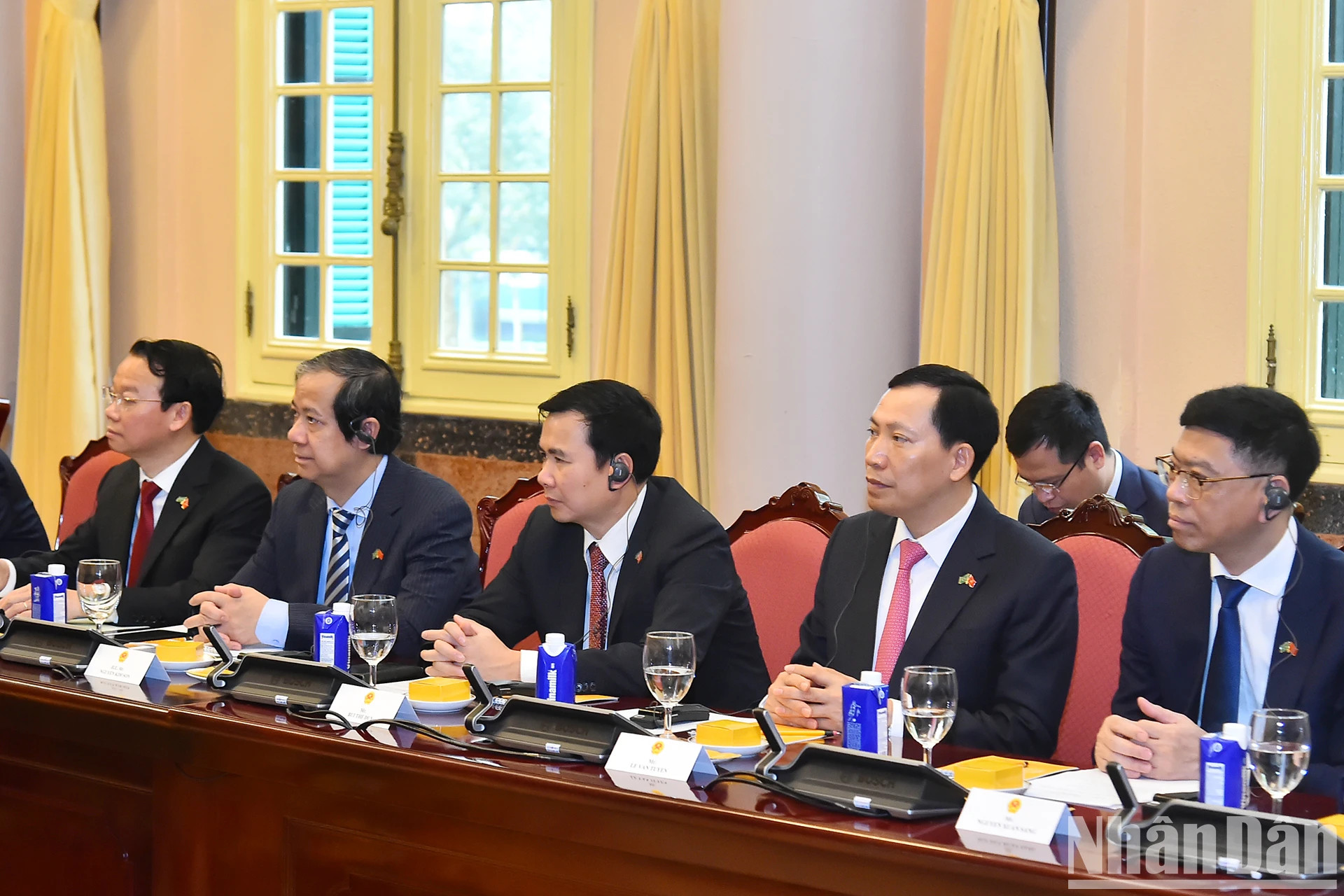 越南代表团出席会谈。 越南代表团出席会谈。