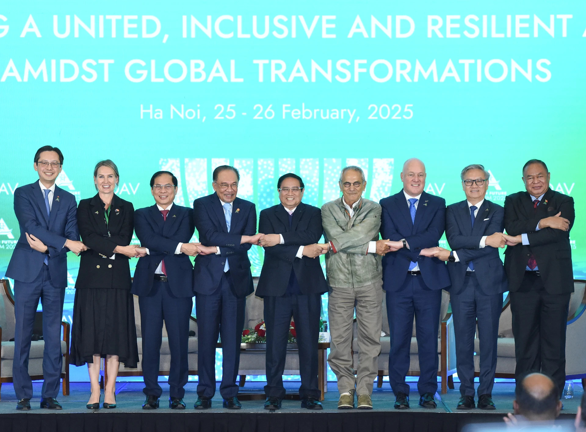 越南政府总理范明正与马来西亚总理安瓦尔·易卜拉欣,新西兰总理克里斯托弗·勒克森,东帝汶总统若泽·拉莫斯-奥尔塔同各位代表合影。 越南政府总理范明正与马来西亚总理安瓦尔·易卜拉欣,新西兰总理克里斯托弗·勒克森,东帝汶总统若泽·拉莫斯-奥尔塔同各位代表合影。