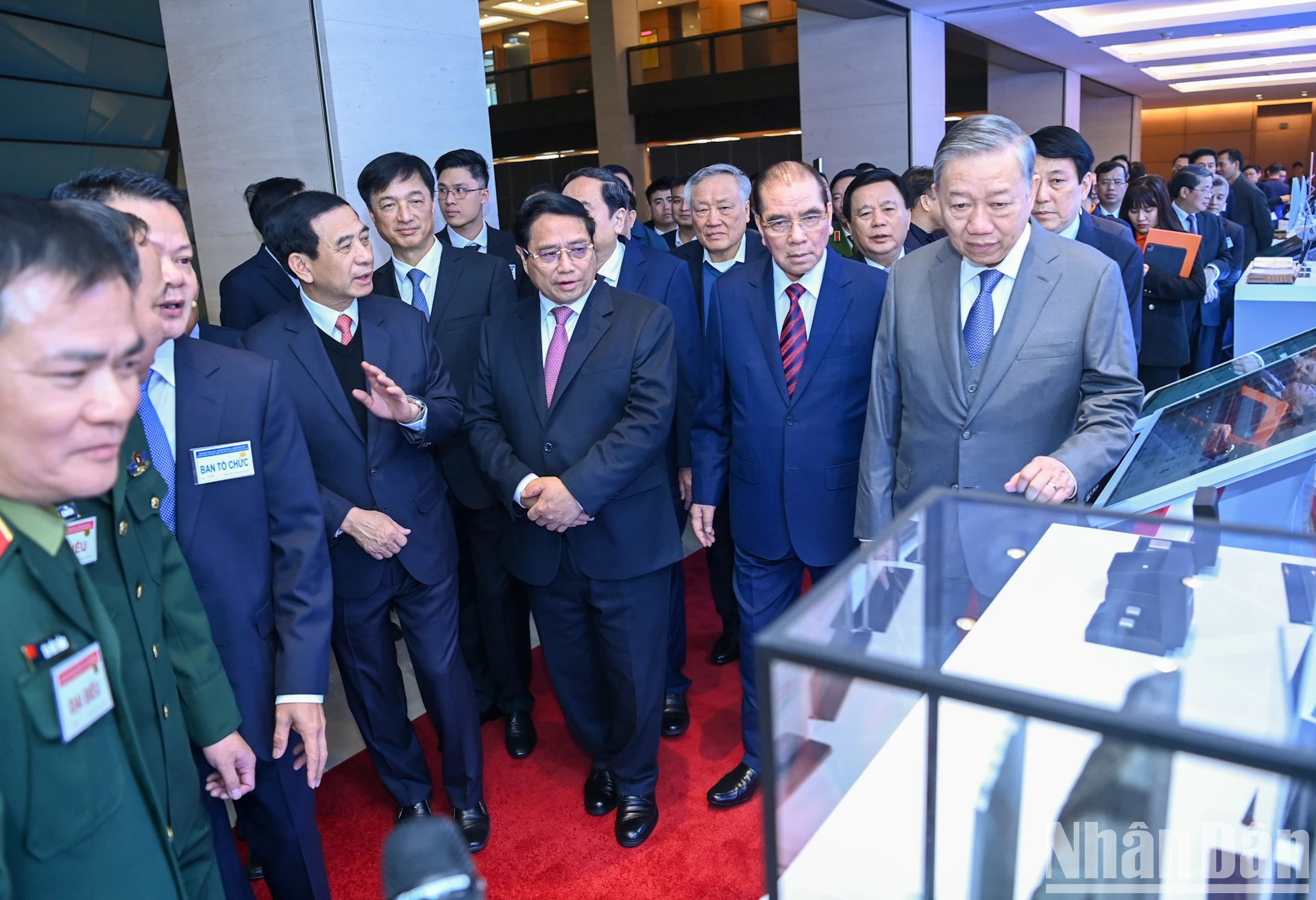 苏林总书记和党和国家领导听取越南军队电信集团(Viettel)的科技产品介绍。 苏林总书记和党和国家领导听取越南军队电信集团(Viettel)的科技产品介绍。