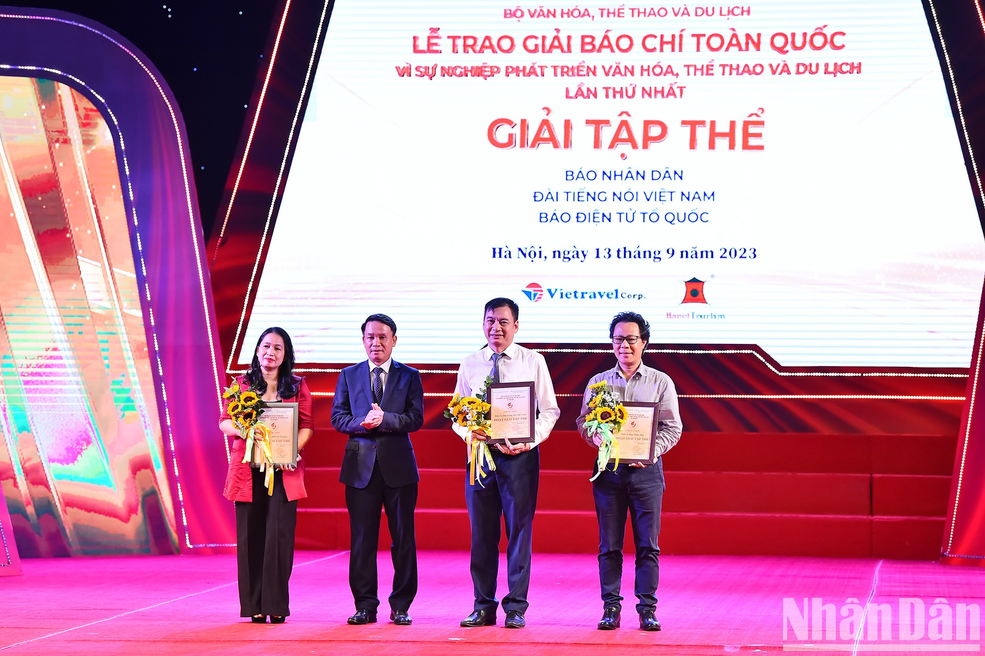 越南新闻工作者协会常务副主席阮德利向《人民报》社、《越南之声》和《祖国报网》代表授予集体奖。 越南新闻工作者协会常务副主席阮德利向《人民报》社、《越南之声》和《祖国报网》代表授予集体奖。