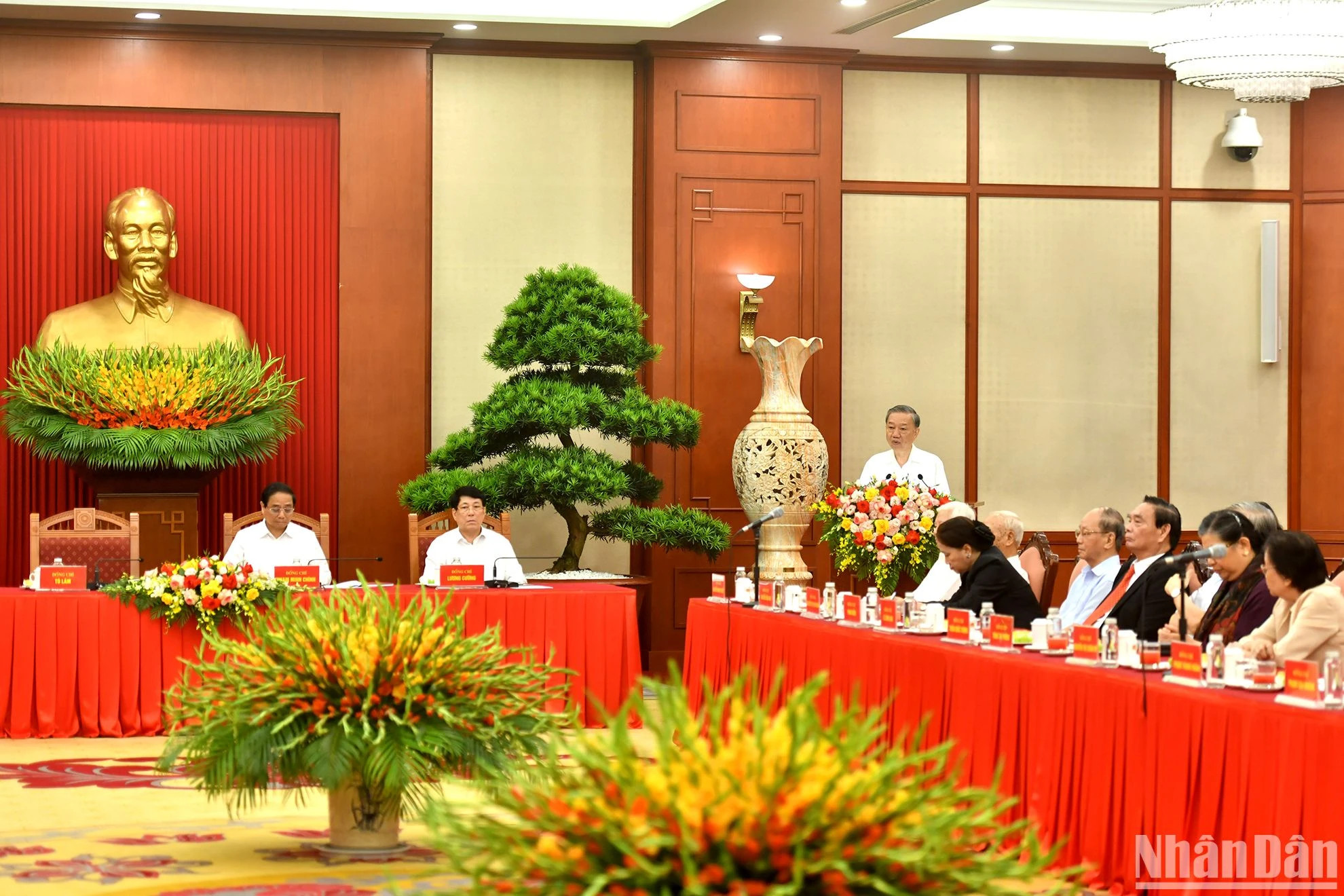 越共中央总书记、国家主席苏林在会上发表讲话。 越共中央总书记、国家主席苏林在会上发表讲话。