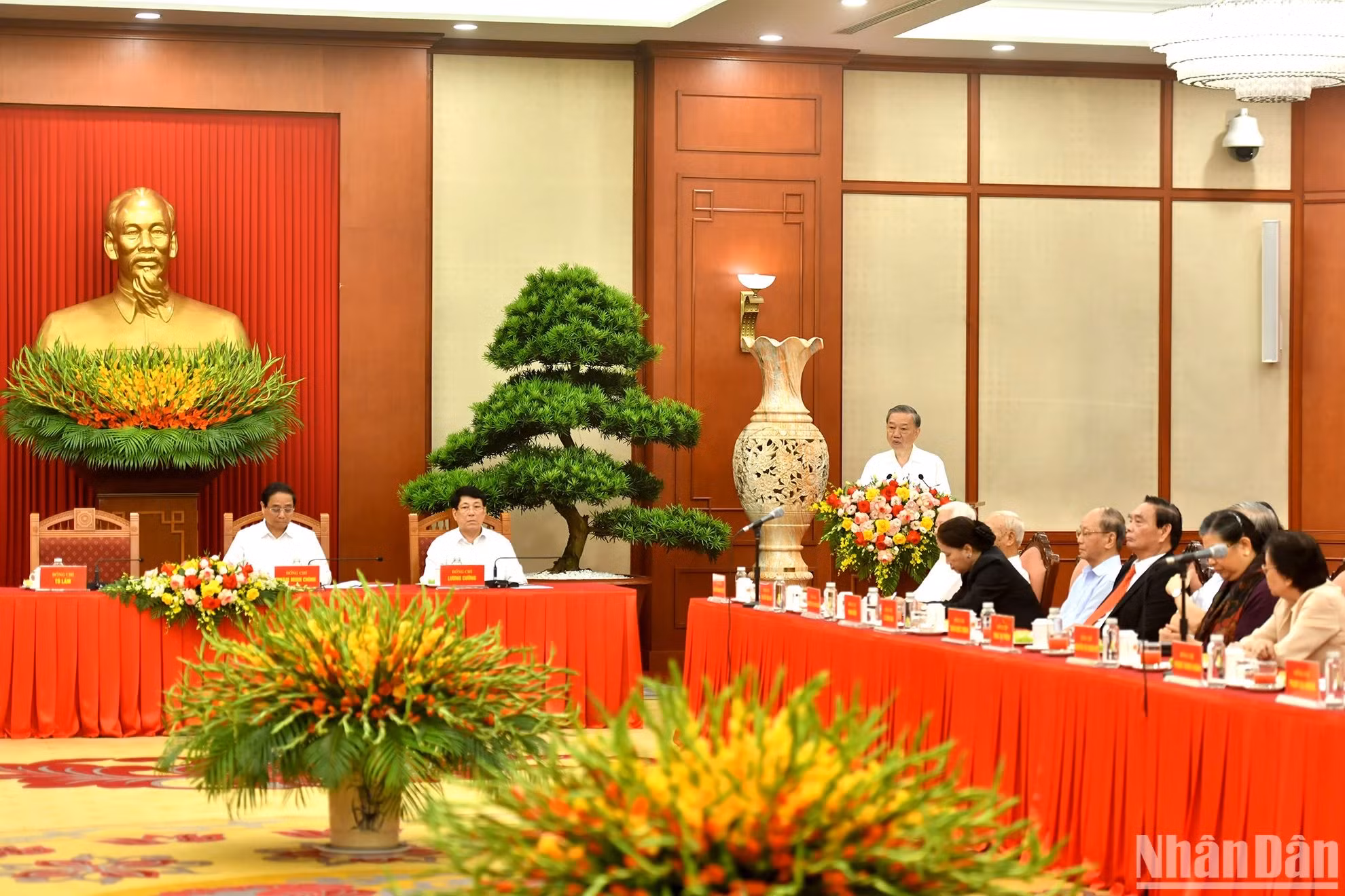 越共中央总书记、国家主席苏林在会上发表讲话。