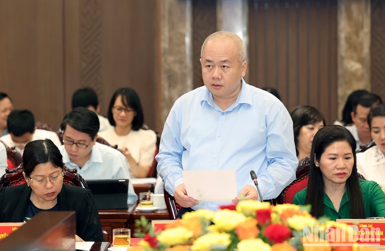 越南计划投资部副部长阮成忠在会上作报告。