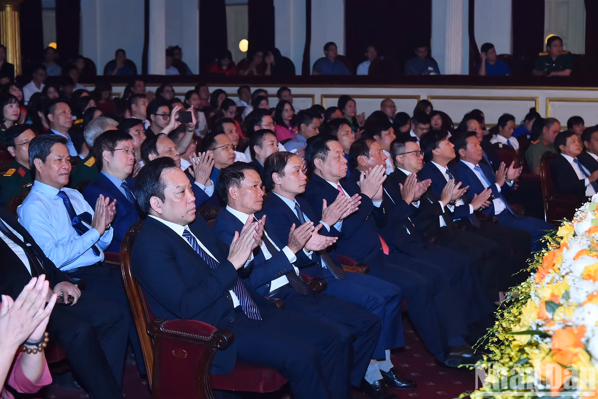 党和国家领导人以及各位代表、作者、作者组等出席颁奖仪式。