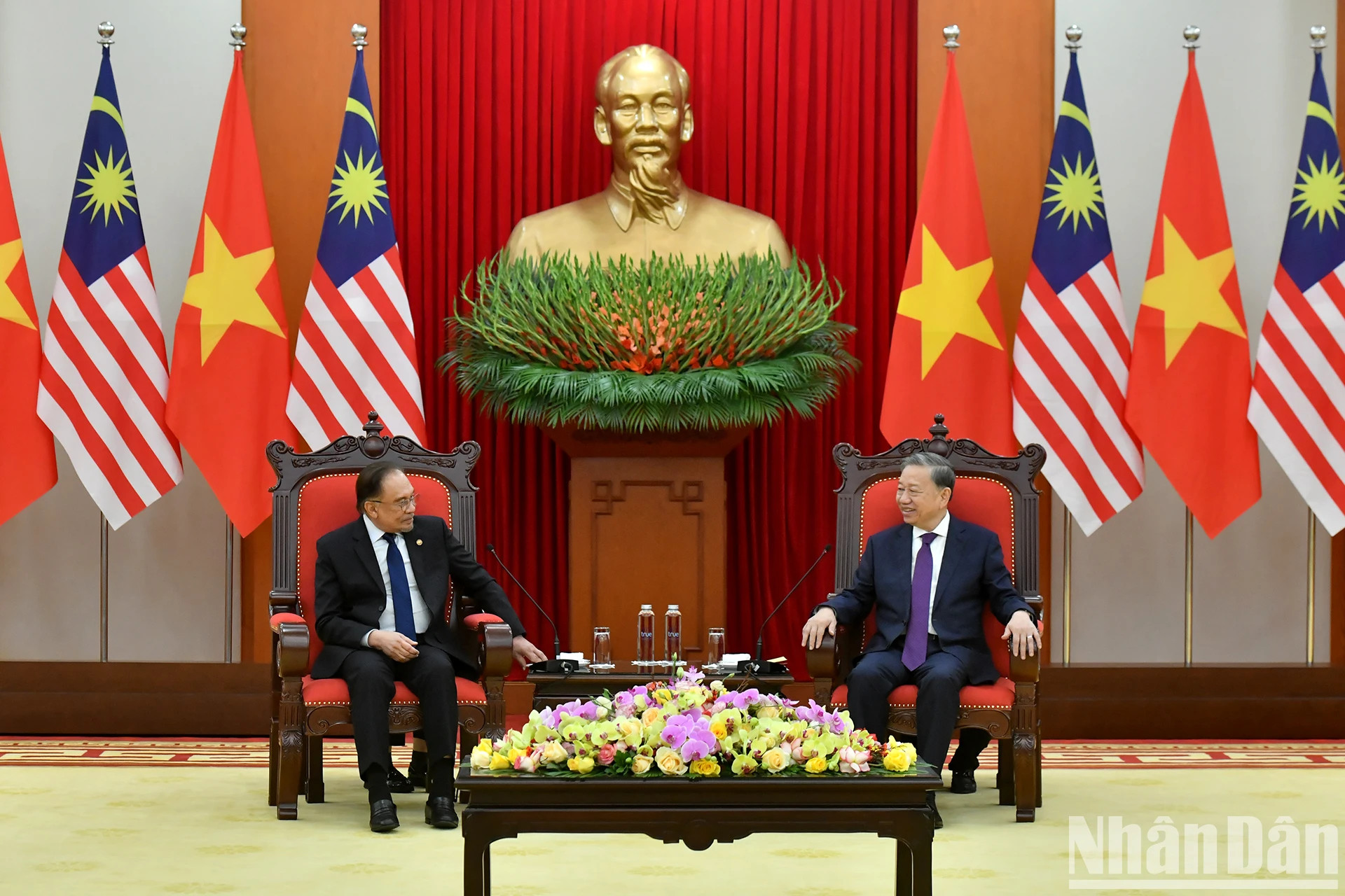 越共中央总书记苏林会见马来西亚总理安瓦尔·易卜拉欣。