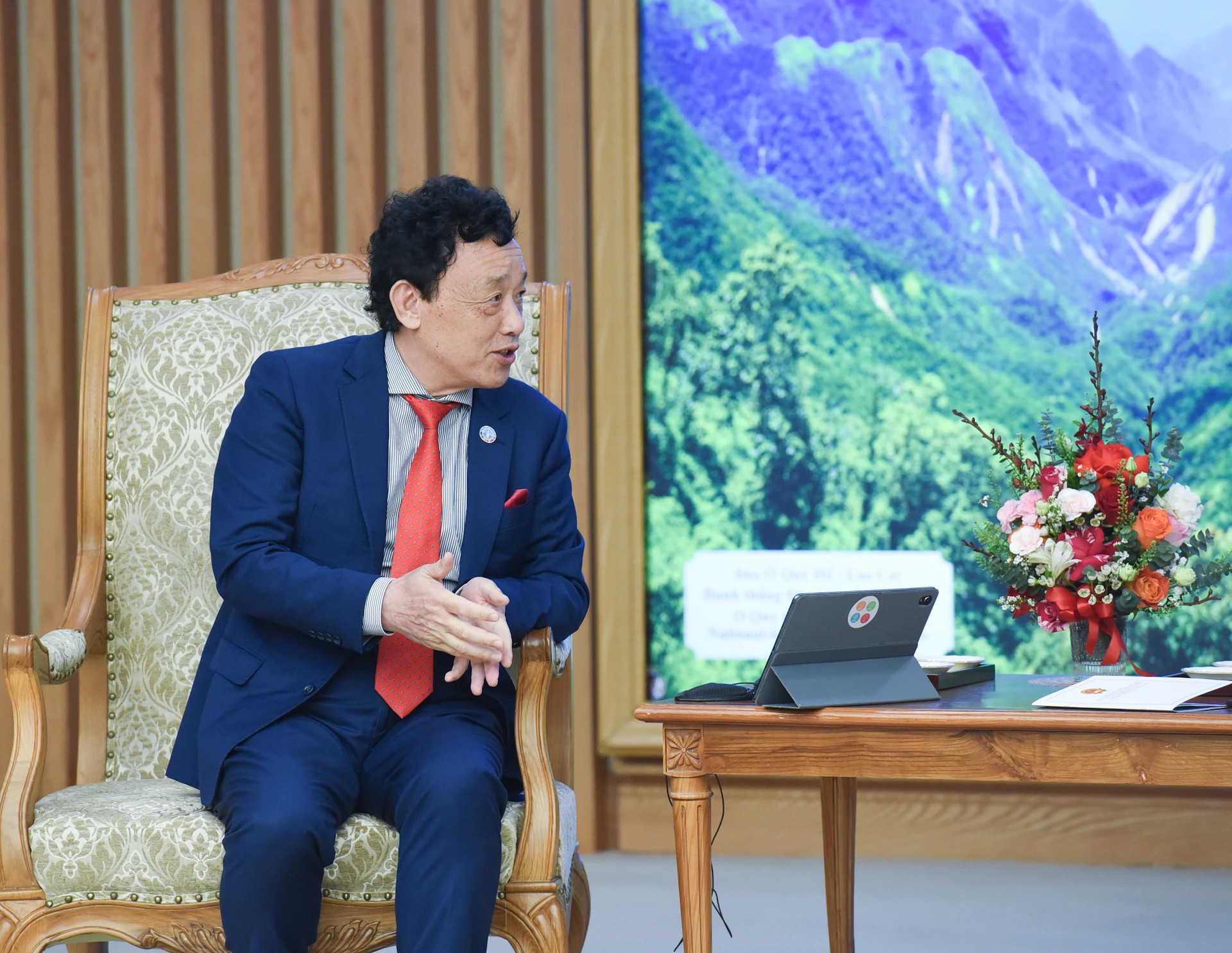 联合国粮农组织总干事屈冬玉在会见中发表讲话。