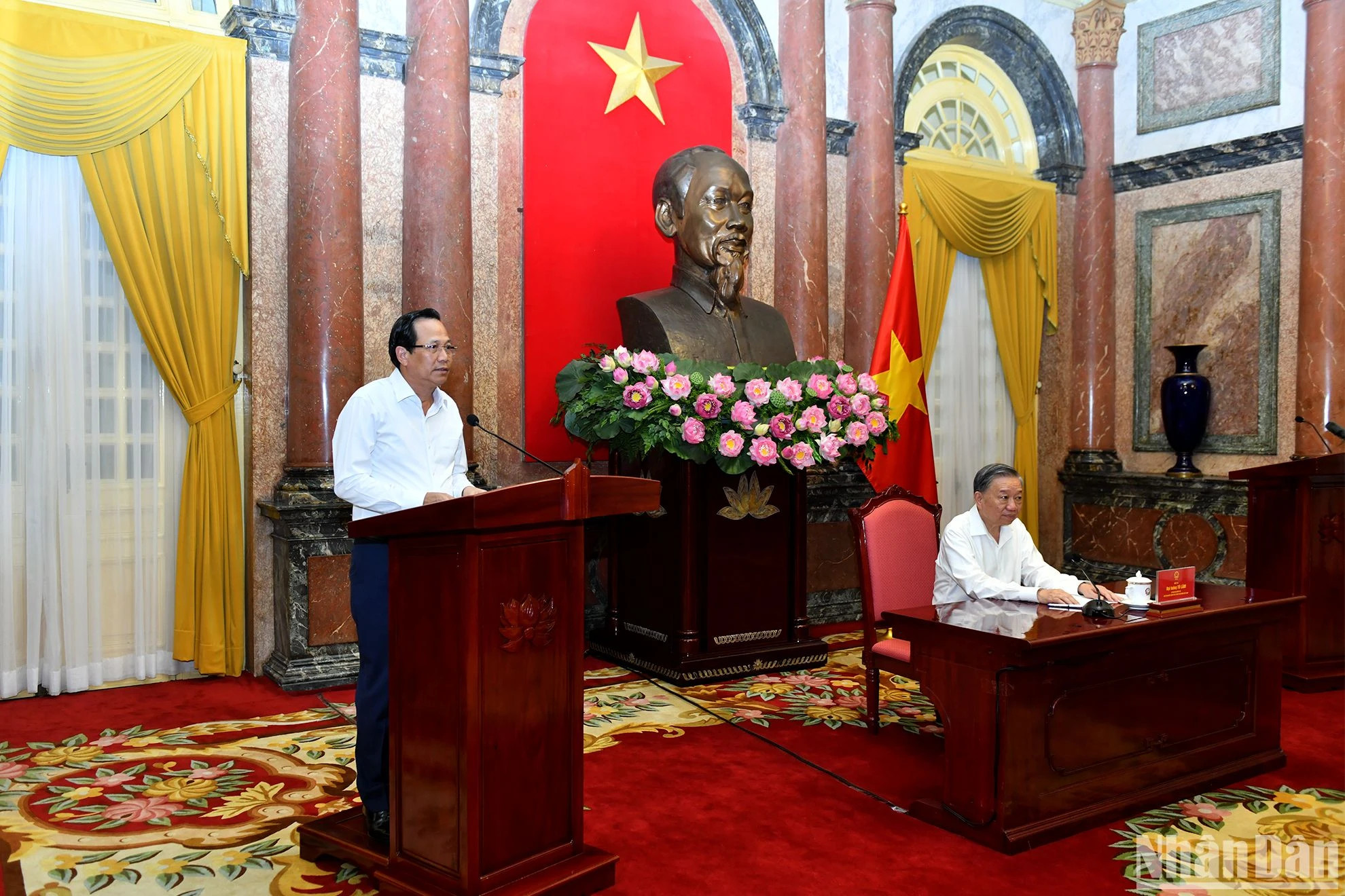 劳动荣军与社会部部长陶玉容在会上发表讲话。