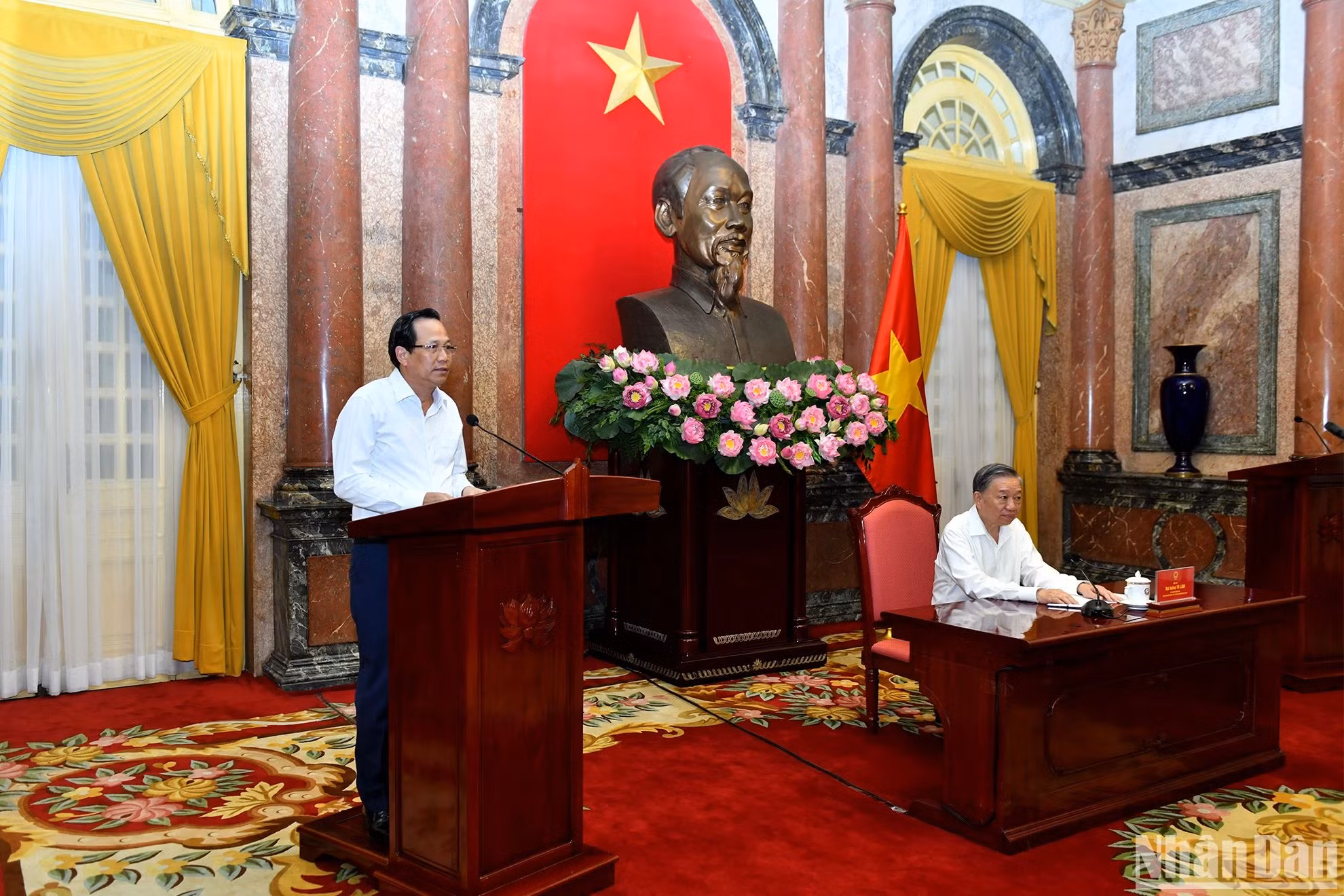 劳动荣军与社会部部长陶玉容在会上发表讲话。