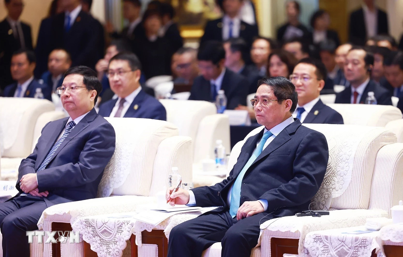 越南政府总理范明正出席越中企业家座谈会。