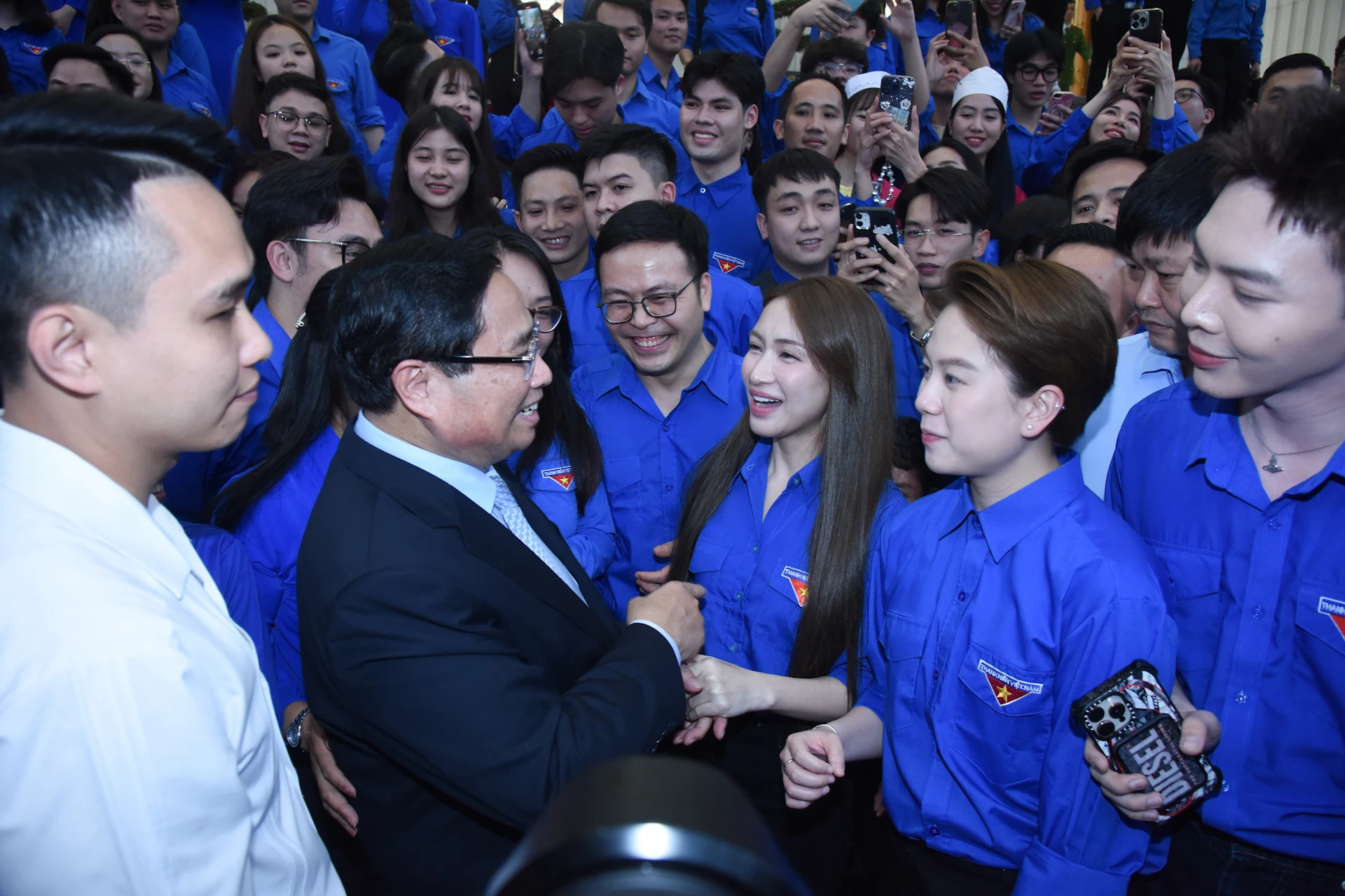 范明正总理与越南青年代表交谈。 范明正总理与越南青年代表交谈。