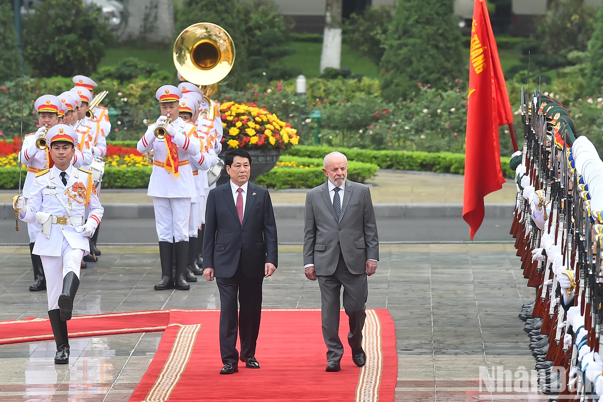 越南国家主席梁强和巴西总统路易斯·伊纳西奥·卢拉·达席尔瓦检阅仪仗队。 越南国家主席梁强和巴西总统路易斯·伊纳西奥·卢拉·达席尔瓦检阅仪仗队。