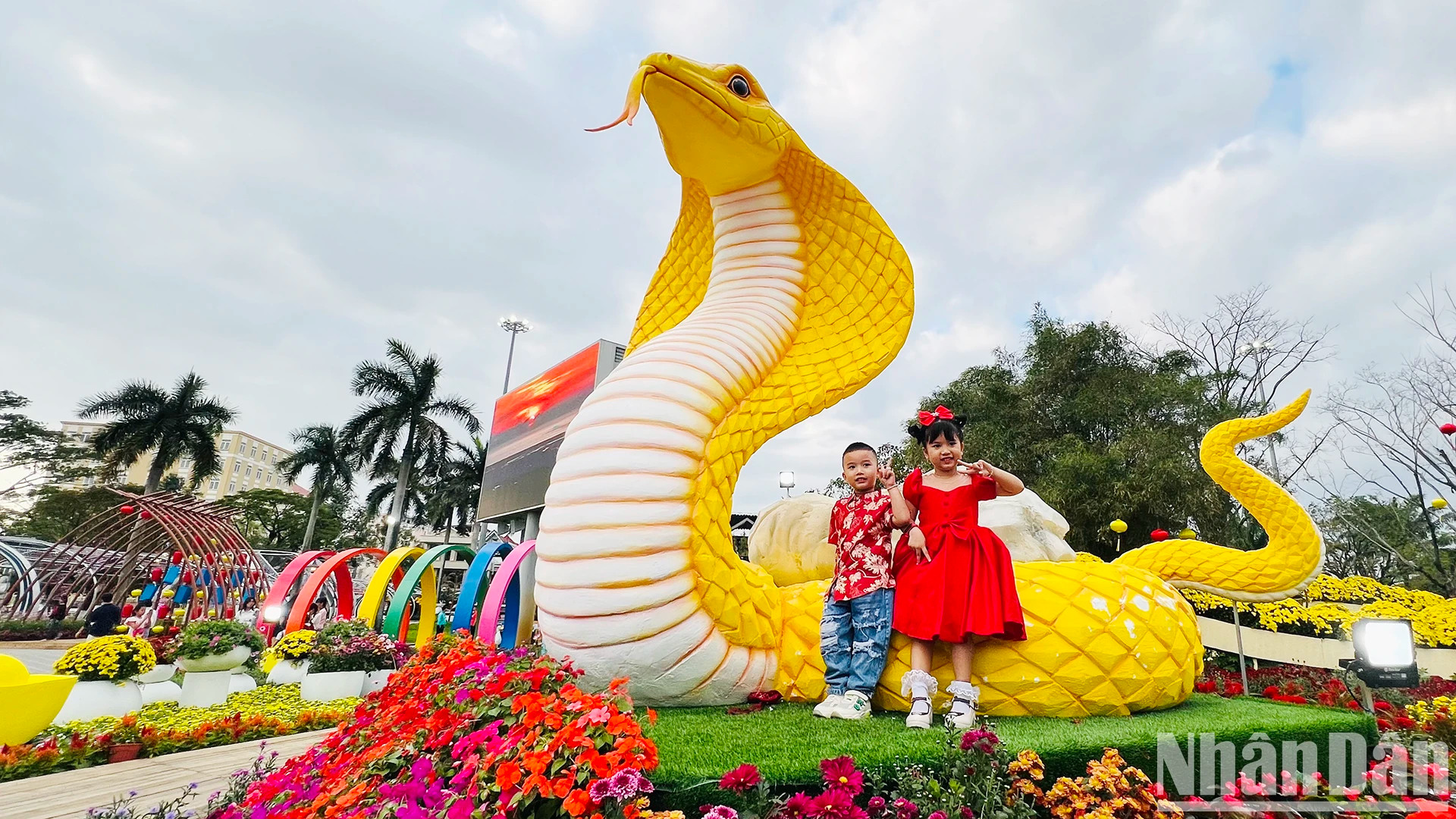 孩子们很喜欢与蛇吉祥物拍照。