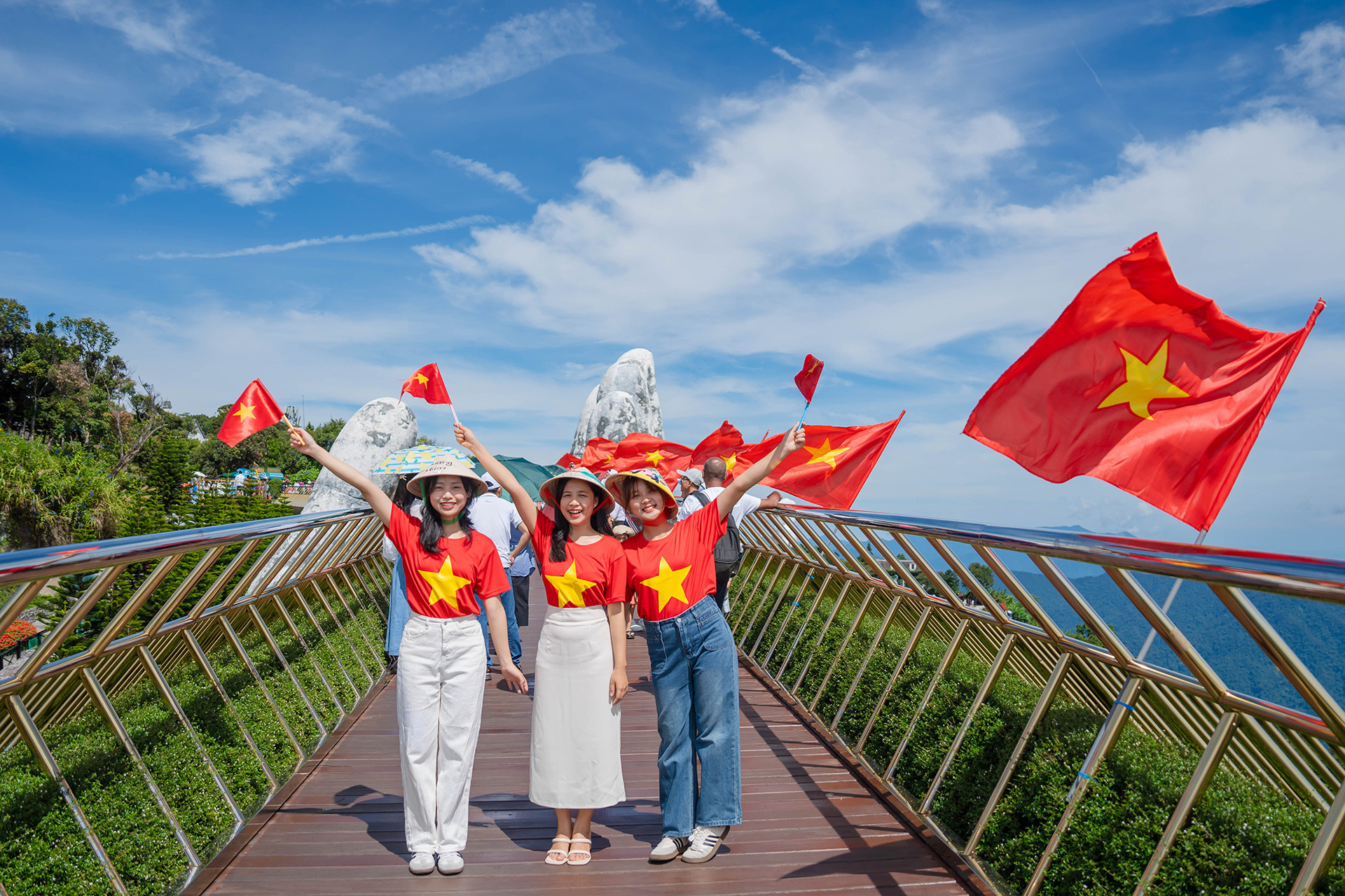 岘港市的旅游景点也挂满了红旗。（武明郡 摄）