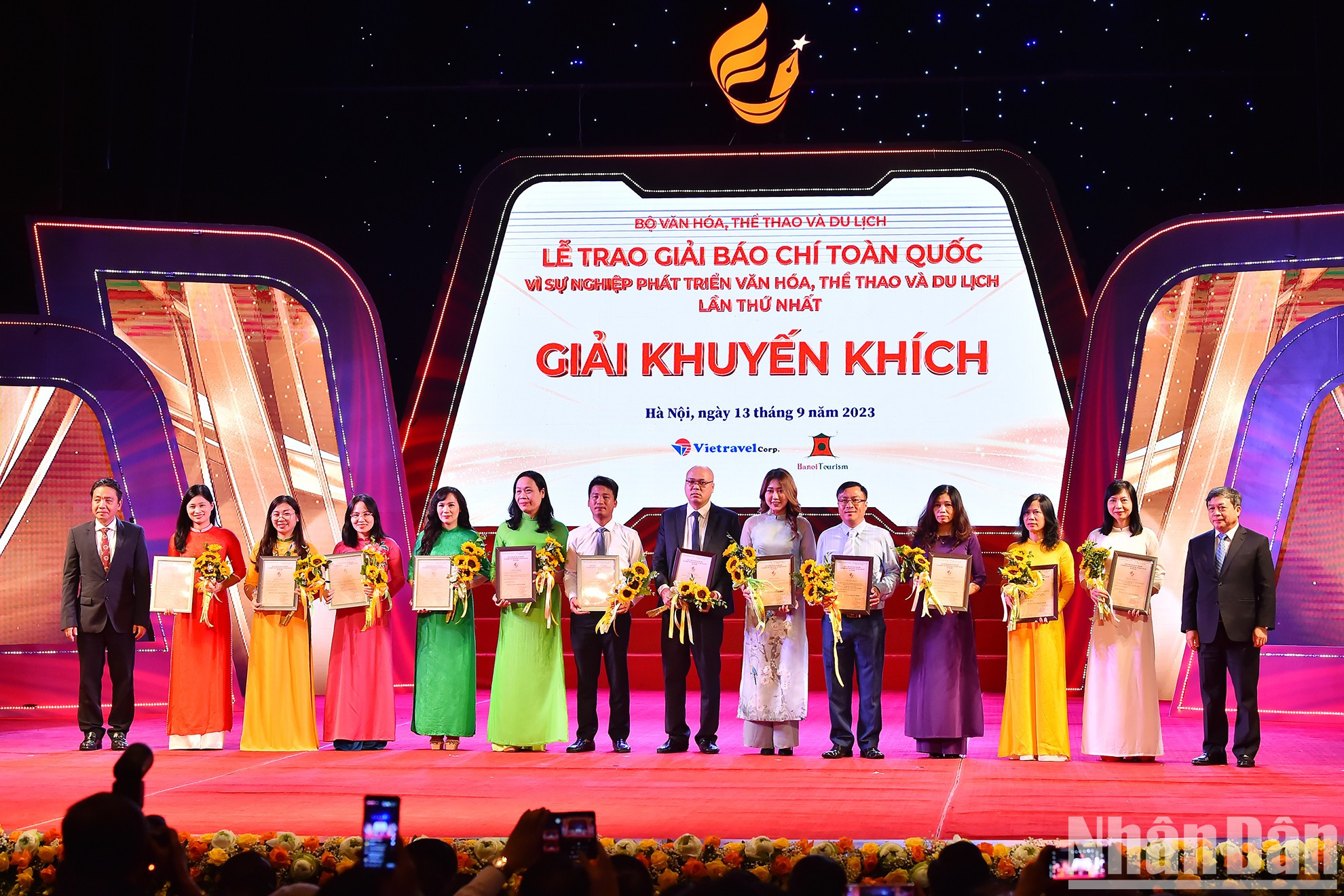 越南文化体育与旅游部副部长黄道刚和段文越向获奖的作者和作者组颁发安慰奖。 越南文化体育与旅游部副部长黄道刚和段文越向获奖的作者和作者组颁发安慰奖。