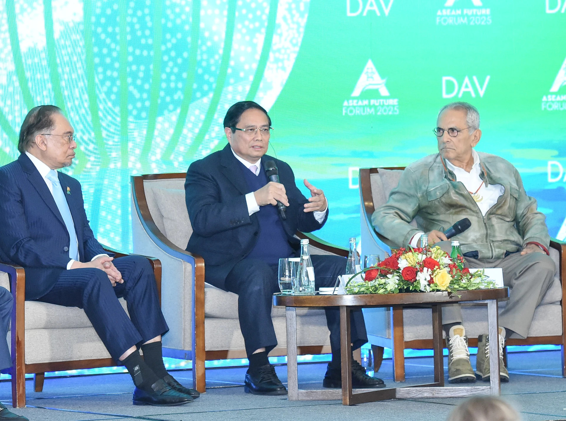 范明正总理在会上发表讲话。 范明正总理在会上发表讲话。