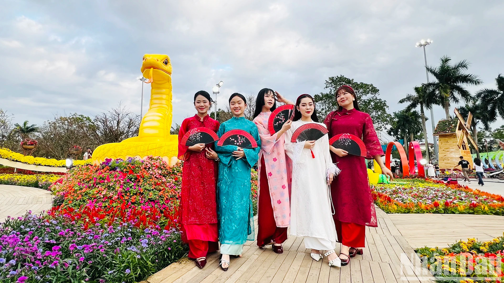 蛇形吉祥物吸引了众多民众前来参观、打卡。