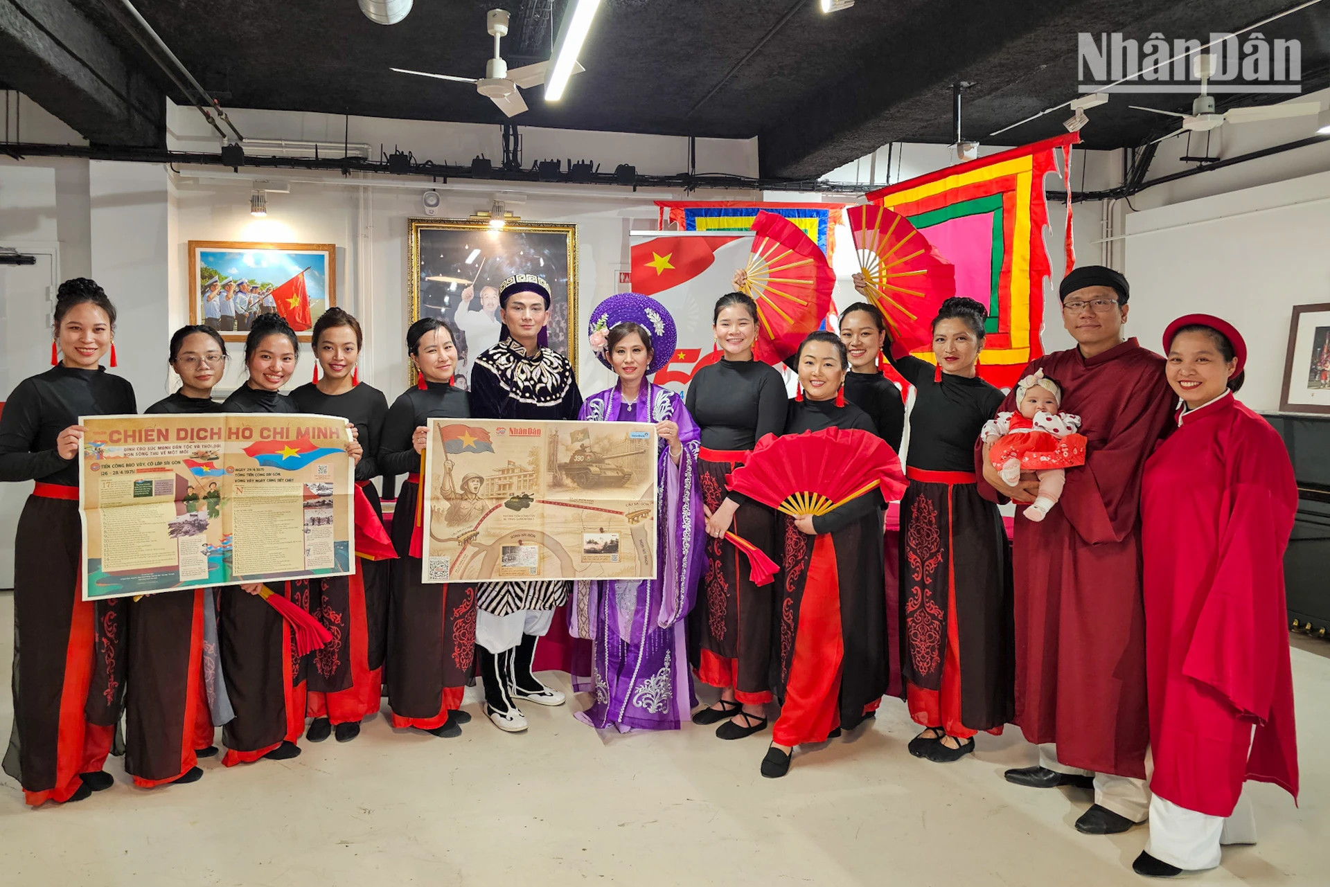 《人民报》纪念越南南方解放、国家统一50周年特别副刊描绘了1975年独立、统一的春天,展望了新时代的团结与希望之春。 《人民报》纪念越南南方解放、国家统一50周年特别副刊描绘了1975年独立、统一的春天,展望了新时代的团结与希望之春。