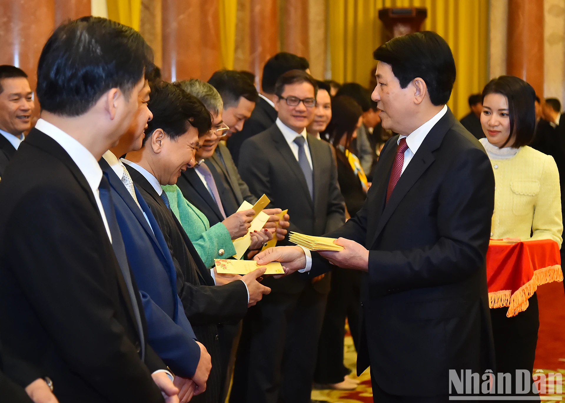 越南国家主席梁强向国家主席办公厅干部人员致以新春祝福。