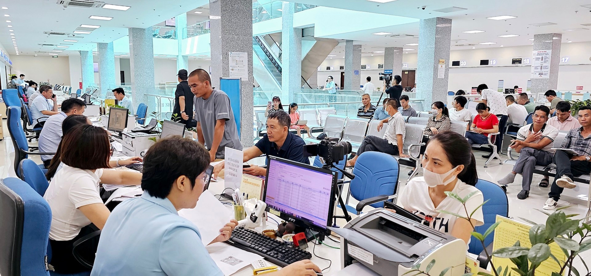 广宁省公共行政中心始终把人民群众和企业界的满意度视为衡量工作效率的标准。 广宁省公共行政中心始终把人民群众和企业界的满意度视为衡量工作效率的标准。