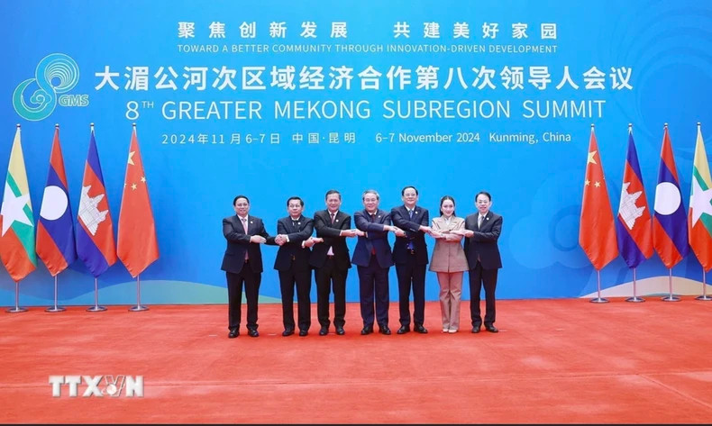 中国国务院总理李强与越南政府总理范明正和各国代表团团长合影。