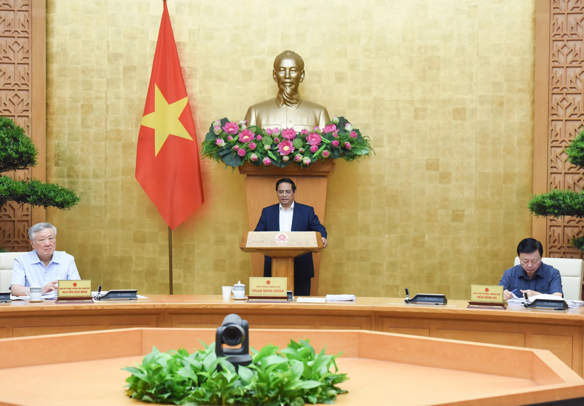 范明正总理主持召开政府5月份立法工作专题会议。