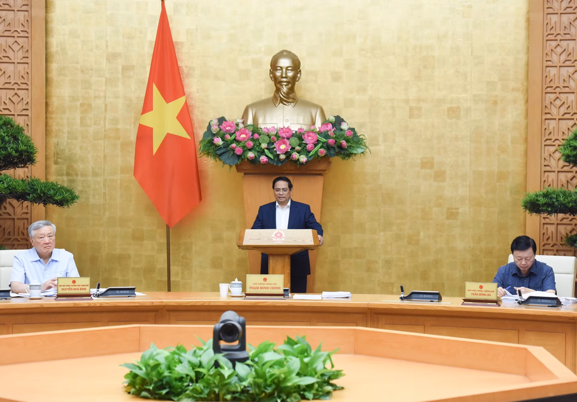 范明正总理主持召开政府5月份立法工作专题会议。