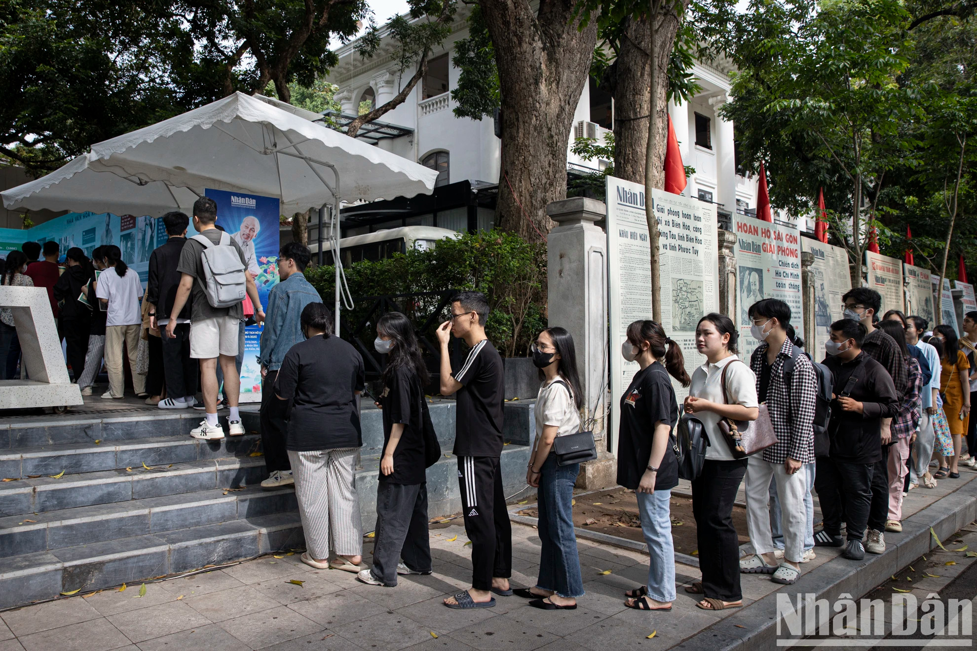 许多年轻人排起长队,等待领取特别副刊。 许多年轻人排起长队,等待领取特别副刊。
